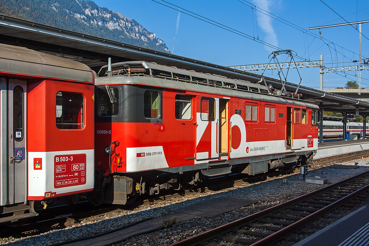 Gepäcktriebwagen zb De 110 001-5, ex SBB Brünig Deh 4/6 906, ex SBB Fhe 4/6, steht am 02.10.2011 in Interlaken Ost mit einem Regionalzug (IR) zur Abfahrt nach Meiringen bereit.

Dieser Triebwagen wurde 1942 von SLM gebaut. Einst war er SBB Brünig Deh 4/6 906 und hatte in einem mittleren Drehgestell einen Zahnradantrieb, beim Umbau 1992 wurde dieser entfernt.

Diese Meterspur-Gepäcktriebwagen De 4/4 II / De 110 wurden 1941 - 1942 als Gepäckzahnradtriebwagen SBB Fhe 4/6 später Deh 4/6 von SLM mit einer elektrischen Ausrüstung von BBC (7 Stück), MFO (5 Stück) und SAAS (4 Stück) für die Brünigstrecke, mit gemischten Adhäsions- und Zahnradbetrieb gebaut. Da die Schweizerischen Bundesbahnen (SBB) während des Zweiten Weltkriegs ihre meterspurige Brüniglinie mit dem bei der Normalspur üblichen Wechselstrom 15 kV 16 2/3 Hz elektrifizierte, beschaffte sie eine Serie von 16 Zahnrad-Gepäcktriebwagen. Ab 1954 wurden sie durch zwei HGe 4/4 I entlastet, bis 1990 zur Ablieferung der HGe 4/4 II (101) versahen die Deh 4/6 aber ihren Dienst auf der Gesamtstrecke Luzern-Meiringen-Interlaken Ost. Anfang der 1990er Jahre wurden die Deh 4/6 in zahnradlosen Gepäcktriebwagen De 4/4 110 umgebaut und die SBB setzte sie nur noch für die Talpendelzüge ein.

TECHNISCHE DATEN der De 110: 
Spurweite: 1.000 mm 
Achsformel: Bo'Bo' 
Länge über Kupplung: 14.600 mm 
Drehzapfenabstand: 9.400 mm 
Achsabstand im Drehgestell: 2.500 mm
Treibraddurchmesser: 900 mm (neu)
Gewicht: 42 t
Nutzlast: 3 t
Höchstgeschwindigkeit: 75 km/h   
Leistung: 930kW ( 1.270 PS )

Vor dem Umbau als Deh 4/6:
Hersteller: SLM / BBC / SAAS
Nummerierung: 901-916
Baujahr:1941
Achsformel: Bo' 2'zz Bo'
Achsabstände: 2.500 / 1.730 / 3.440 / 1.730 / 2.500 mm
Zahnradabstände: 2.350 mm
Gewicht: 54 t
Nutzlast: 3 t
Höchstgeschwindigkeit Adhäsion: 75 km/h
Höchstgeschwindigkeit Zahnrad: 33 km/h (Bergfahrt)
Leistung:	894 KW
Stundenleistung:809 kW (1.100 PS) bei 31 km/h
Anfahrzugkraft: Adhäsion 137 kN / Zahnrad 275 kN
Stundenzugkraft: Adhäsion 137 kN / Zahnrad 186 kN
Treibraddurchmesser: 900 mm (neu)
Laufraddurchmesser: 710 mm (neu)
Treibzahrad-Teilkreis-Ø: 860 mm
Zahnradsystem: Riggenbach
Zahnübersetzung: 1 : 11,42
Leistung Zahnrad:	2 x 255 = 510 KW
Stromsystem:	15 kV, 16⅔ Hz ~

In Erwartung des Kohlenmangels des heraufziehenden Zweiten Weltkrieges, aber auch aus militärischen Gründen, sowie das Alter des Dampflokparks, hatten die SBB bewogen, baldmöglichst auch die Meterspurstrecke am Brünig zu elektrifizieren. Für die Strecke Luzern-Meiringen benötigte man, dank guter Vorbereitung, ab März 1940 nur eineinhalb Jahre bis zur Fertigstellung. Die restliche Strecke nach Interlaken Ost wurde zum Jahresende 1943 mit Oberleitung versehen. Das Firmenkonsortium SLM, BC, MFO und SAAS wurden beauftragt, einen Gepäcktriebwagen mit gemischten Adhäsions- und Zahnradantrieb zu entwickeln. Weiter sollten Gepäckwagen eingespart werden. So entstand ein Fahrzeug in bemerkenswerter Technik. Der geschweißte Lokomotivkasten mit zwei Endführerständen ruhte auf drei kurzgekuppelten Drehgestellen, wovon die beiden führenden der Adhäsion dienten, das mittlere Innenrahmen Laufgestell trug die Zahnradtechnik. So schuf man ein zuerst effektives Fahrzeug, das trotz seines kräftigen Zahnradantriebes für höhere Geschwindigkeiten im Flachland geeignet war. Dabei wurde das Gleis geschont.

Die einzige Schmalspurbahn der Schweizerischen Bundesbahn (SBB) Luzern-Meiringen-Interlaken Ost überwindet mit Hilfe des Zahnstangensystems Riggenbach den Brünigpaß auf 1.002 m über Meeresspiegel mit bis 121 ‰ Steigung. Mit den 1941 in Dienst gestellten Zahnrad-Gepäcktriebwagen Fhe 4/6 bzw. später Deh 4/6 begann die elektrische Zugförderung. Die letzten der einst 16 Triebwagen sind heute noch als Reservefahrzeuge vorhanden - als Deh 120 mit Zahnradantrieb bzw. als De 110 für die Talstrecken im reinen Adhäsionsbetrieb.

Umbau für Talpendelzüge:
Ende 1987 wurde der Deh 4/6 913 durch die Brünig-Werkstätte Meiringen versuchsweise auf reinen Adhäsionsbetrieb umgebaut, wobei das mittlere Zahnradtriebgestell, entfernt wurde. Das Fahrzeug wurde für den Pendelzugbetrieb (mit Steuerwagen) auf den Talstrecken der Brünigbahn hergerichtet und erhielt die Bezeichnung De 4/4 913.

Von der restlichen Serie der Deh 4/6 schied der 915 durch Unfall 1990 aus, die 905 und 907 wurden 1991 an die benachbarte Luzern-Stans-Engelberg-Bahn (LSE) verkauft. Die LSE baute zwischen 1991 und 1992 den 905 ebenfalls um, daraus entstand der LSE De 4/4 121; der 907 wurde als LSE Deh 4/6 122 weiterbetrieben, ehe er zwischen 1993 und 1994 ebenfalls zu einem De 4/4 umgebaut wurde.

Die SBB bauten nach dem 913 zwischen 1991 und 1993 fünf weitere Deh 4/6 – die 903, 906, 908, 910 und 912 – nach demselben Muster um. Dabei erhielten die umgebauten Fahrzeuge erstmals die neue Baureihenbezeichnung De 110 000–004, der 913 wurde als letzter 1993 in De 110 005 umgezeichnet. Die verbliebenen sieben Deh 4/6 wurden ebenfalls 1993 in Deh 120 006–012 umgezeichnet und führen damit die Laufnummern der De 110 fort, wodurch sich Verwechslungen im Betrieb vermeiden lassen.

Durch die Zusammenlegung der LSE und der Brüniglinie zur Zentralbahn (ZB) per Anfang 2005, sind sämtliche verbliebenen Fahrzeuge seither wieder bei demselben Unternehmen.

Nach dem Umbau übernahmen die De 110 die Regionalzüge Luzern–Giswil, Luzern–Stans und Interlaken Ost–Meiringen. In diesen Diensten wurden sie ab 2005 durch die neuen Spatz-Triebzüge abgelöst, verblieben aber als Reserve. Nach Eröffnung des neuen Tunnels nach Engelberg werden zwei HGe 4/4 II auf dieser Linie benötigt, wodurch die Interregios auf dem Abschnitt Interlaken Ost–Meiringen vorübergehend wieder mit De 110 bespannt werden müssen. Im Dienst waren Anfang 2012 noch die fünf De 110 001–003 und 021–022. Bis Mitte 2015 war der De 110 021 als letztes Fahrzeug in Luzern abgestellt.
