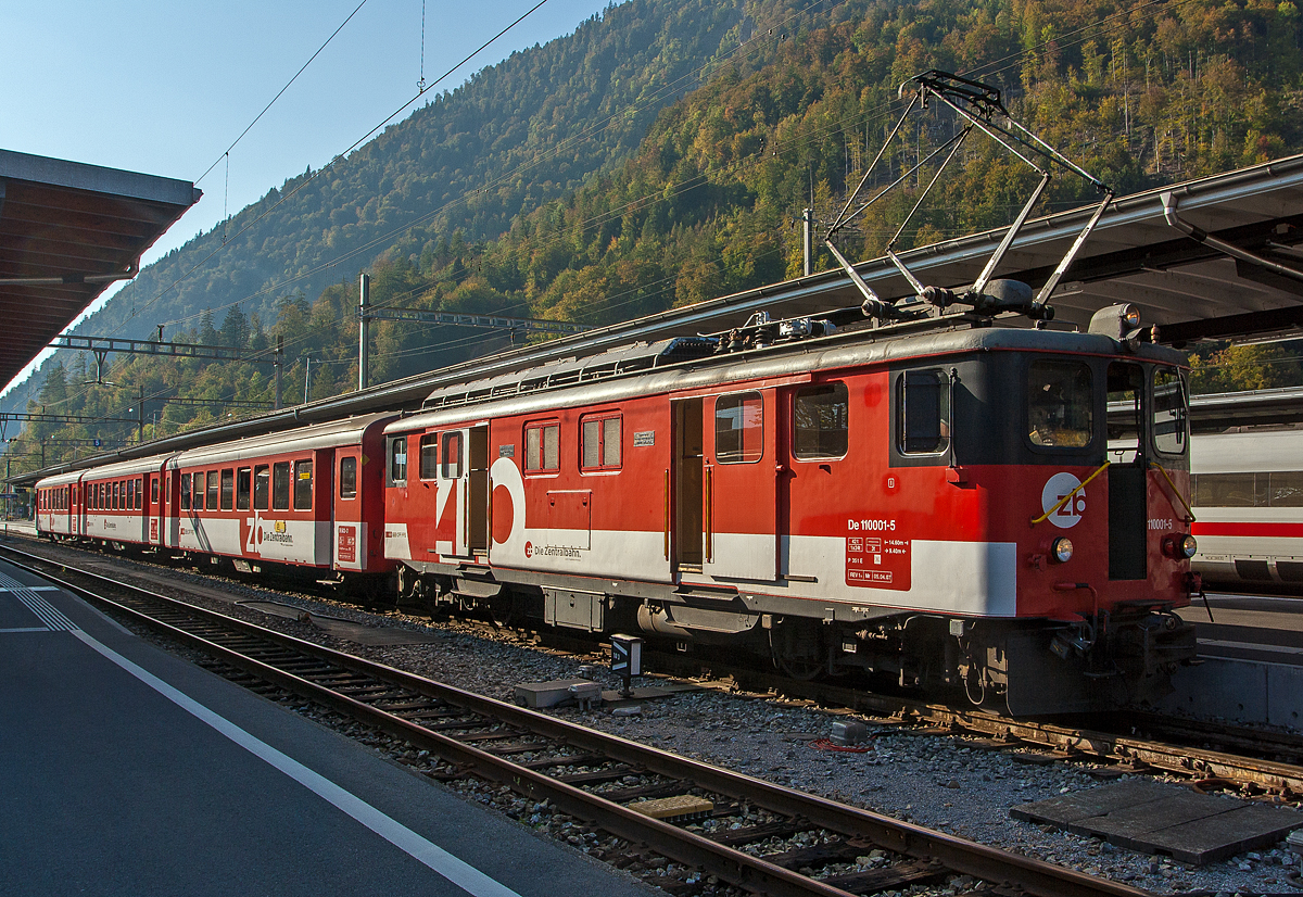 Gepäcktriebwagen zb De 110 001-5, ex SBB Brünig Deh 4/6 906, ex SBB Fhe 4/6, steht am 02.10.2011 in Interlaken Ost mit einem Regionalzug (IR) zur Abfahrt nach Meiringen bereit.

Dieser Triebwagen wurde 1942 von SLM gebaut. Einst war er SBB Brünig Deh 4/6 906 und hatte in einem mittleren Drehgestell einen Zahnradantrieb, beim Umbau 1992 wurde dieser entfernt.

Diese Meterspur-Gepäcktriebwagen De 4/4 II / De 110 wurden 1941 - 1942 als Gepäckzahnradtriebwagen SBB Fhe 4/6 später Deh 4/6 von SLM mit einer elektrischen Ausrüstung von BBC (7 Stück), MFO (5 Stück) und SAAS (4 Stück) für die Brünigstrecke, mit gemischten Adhäsions- und Zahnradbetrieb gebaut. Da die Schweizerischen Bundesbahnen (SBB) während des Zweiten Weltkriegs ihre meterspurige Brüniglinie mit dem bei der Normalspur üblichen Wechselstrom 15 kV 16 2/3 Hz elektrifizierte, beschaffte sie eine Serie von 16 Zahnrad-Gepäcktriebwagen. Ab 1954 wurden sie durch zwei HGe 4/4 I entlastet, bis 1990 zur Ablieferung der HGe 4/4 II (101) versahen die Deh 4/6 aber ihren Dienst auf der Gesamtstrecke Luzern-Meiringen-Interlaken Ost. Anfang der 1990er Jahre wurden die Deh 4/6 in zahnradlosen Gepäcktriebwagen De 4/4 110 umgebaut und die SBB setzte sie nur noch für die Talpendelzüge ein.

TECHNISCHE DATEN der De 110: 
Spurweite: 1.000 mm 
Achsformel: Bo'Bo' 
Länge über Kupplung: 14.600 mm 
Drehzapfenabstand: 9.400 mm 
Achsabstand im Drehgestell: 2.500 mm
Treibraddurchmesser: 900 mm (neu)
Gewicht: 42 t
Nutzlast: 3 t
Höchstgeschwindigkeit: 75 km/h   
Leistung: 930kW ( 1.270 PS )

Vor dem Umbau als Deh 4/6:
Hersteller: SLM / BBC / SAAS
Nummerierung: 901-916
Baujahr:1941
Achsformel: Bo' 2'zz Bo'
Achsabstände: 2.500 / 1.730 / 3.440 / 1.730 / 2.500 mm
Zahnradabstände: 2.350 mm
Gewicht: 54 t
Nutzlast: 3 t
Höchstgeschwindigkeit Adhäsion: 75 km/h
Höchstgeschwindigkeit Zahnrad: 33 km/h (Bergfahrt)
Leistung:	894 KW
Stundenleistung:809 kW (1.100 PS) bei 31 km/h
Anfahrzugkraft: Adhäsion 137 kN / Zahnrad 275 kN
Stundenzugkraft: Adhäsion 137 kN / Zahnrad 186 kN
Treibraddurchmesser: 900 mm (neu)
Laufraddurchmesser: 710 mm (neu)
Treibzahrad-Teilkreis-Ø: 860 mm
Zahnradsystem: Riggenbach
Zahnübersetzung: 1 : 11,42
Leistung Zahnrad:	2 x 255 = 510 KW
Stromsystem:	15 kV, 16⅔ Hz ~

In Erwartung des Kohlenmangels des heraufziehenden Zweiten Weltkrieges, aber auch aus militärischen Gründen, sowie das Alter des Dampflokparks, hatten die SBB bewogen, baldmöglichst auch die Meterspurstrecke am Brünig zu elektrifizieren. Für die Strecke Luzern-Meiringen benötigte man, dank guter Vorbereitung, ab März 1940 nur eineinhalb Jahre bis zur Fertigstellung. Die restliche Strecke nach Interlaken Ost wurde zum Jahresende 1943 mit Oberleitung versehen. Das Firmenkonsortium SLM, BC, MFO und SAAS wurden beauftragt, einen Gepäcktriebwagen mit gemischten Adhäsions- und Zahnradantrieb zu entwickeln. Weiter sollten Gepäckwagen eingespart werden. So entstand ein Fahrzeug in bemerkenswerter Technik. Der geschweißte Lokomotivkasten mit zwei Endführerständen ruhte auf drei kurzgekuppelten Drehgestellen, wovon die beiden führenden der Adhäsion dienten, das mittlere Innenrahmen Laufgestell trug die Zahnradtechnik. So schuf man ein zuerst effektives Fahrzeug, das trotz seines kräftigen Zahnradantriebes für höhere Geschwindigkeiten im Flachland geeignet war. Dabei wurde das Gleis geschont.

Die einzige Schmalspurbahn der Schweizerischen Bundesbahn (SBB) Luzern-Meiringen-Interlaken Ost überwindet mit Hilfe des Zahnstangensystems Riggenbach den Brünigpaß auf 1.002 m über Meeresspiegel mit bis 121 ‰ Steigung. Mit den 1941 in Dienst gestellten Zahnrad-Gepäcktriebwagen Fhe 4/6 bzw. später Deh 4/6 begann die elektrische Zugförderung. Die letzten der einst 16 Triebwagen sind heute noch als Reservefahrzeuge vorhanden - als Deh 120 mit Zahnradantrieb bzw. als De 110 für die Talstrecken im reinen Adhäsionsbetrieb.

Umbau für Talpendelzüge:
Ende 1987 wurde der Deh 4/6 913 durch die Brünig-Werkstätte Meiringen versuchsweise auf reinen Adhäsionsbetrieb umgebaut, wobei das mittlere Zahnradtriebgestell, entfernt wurde. Das Fahrzeug wurde für den Pendelzugbetrieb (mit Steuerwagen) auf den Talstrecken der Brünigbahn hergerichtet und erhielt die Bezeichnung De 4/4 913.

Von der restlichen Serie der Deh 4/6 schied der 915 durch Unfall 1990 aus, die 905 und 907 wurden 1991 an die benachbarte Luzern-Stans-Engelberg-Bahn (LSE) verkauft. Die LSE baute zwischen 1991 und 1992 den 905 ebenfalls um, daraus entstand der LSE De 4/4 121; der 907 wurde als LSE Deh 4/6 122 weiterbetrieben, ehe er zwischen 1993 und 1994 ebenfalls zu einem De 4/4 umgebaut wurde.

Die SBB bauten nach dem 913 zwischen 1991 und 1993 fünf weitere Deh 4/6 – die 903, 906, 908, 910 und 912 – nach demselben Muster um. Dabei erhielten die umgebauten Fahrzeuge erstmals die neue Baureihenbezeichnung De 110 000–004, der 913 wurde als letzter 1993 in De 110 005 umgezeichnet. Die verbliebenen sieben Deh 4/6 wurden ebenfalls 1993 in Deh 120 006–012 umgezeichnet und führen damit die Laufnummern der De 110 fort, wodurch sich Verwechslungen im Betrieb vermeiden lassen.

Durch die Zusammenlegung der LSE und der Brüniglinie zur Zentralbahn (ZB) per Anfang 2005, sind sämtliche verbliebenen Fahrzeuge seither wieder bei demselben Unternehmen.

Nach dem Umbau übernahmen die De 110 die Regionalzüge Luzern–Giswil, Luzern–Stans und Interlaken Ost–Meiringen. In diesen Diensten wurden sie ab 2005 durch die neuen Spatz-Triebzüge abgelöst, verblieben aber als Reserve. Nach Eröffnung des neuen Tunnels nach Engelberg werden zwei HGe 4/4 II auf dieser Linie benötigt, wodurch die Interregios auf dem Abschnitt Interlaken Ost–Meiringen vorübergehend wieder mit De 110 bespannt werden müssen. Im Dienst waren Anfang 2012 noch die fünf De 110 001–003 und 021–022. Bis Mitte 2015 war der De 110 021 als letztes Fahrzeug in Luzern abgestellt.
