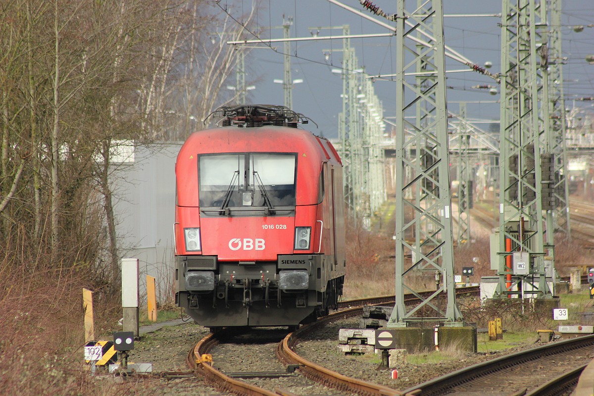 Gerade angekommen, Kamera an Sonne kommt durch und  klick .....�BB 1016 028-3 Bhf Neum�nster. 25.02.2020