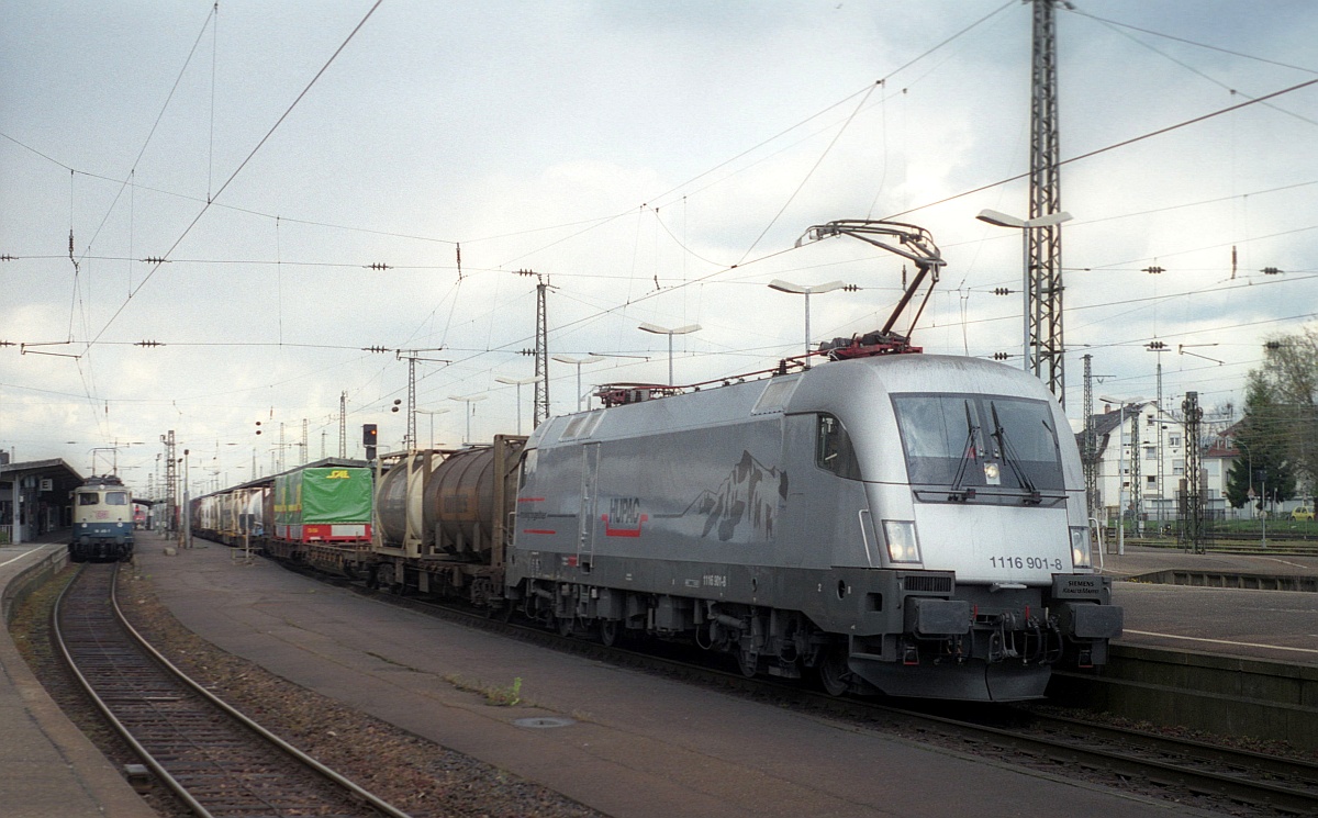Gerade mal ein Jahr alt und mit ihrer Ursprungsnummer unterwegs...HUPAC 1116 901-8(erst ES64U2-901, ab Oktober 2002 ES64U2-100/6182 600-7), hier unterwegs in Offenburg am 19.04.2001. (Bearb: M.Steiner, (C) D.Schikorr)