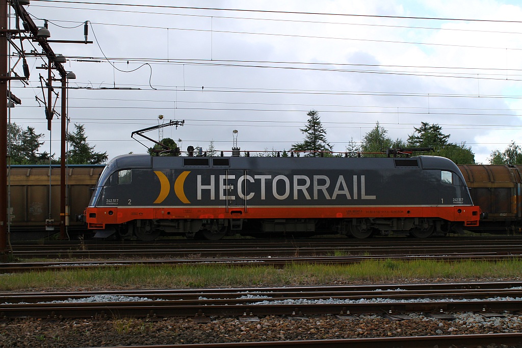 Gerade mit dem Papier-Express in Padborg angekommen rangiert sich die 182 517-3/242.517 hier in den Abstellbereich des Gbf Padborg. 14.08.2013