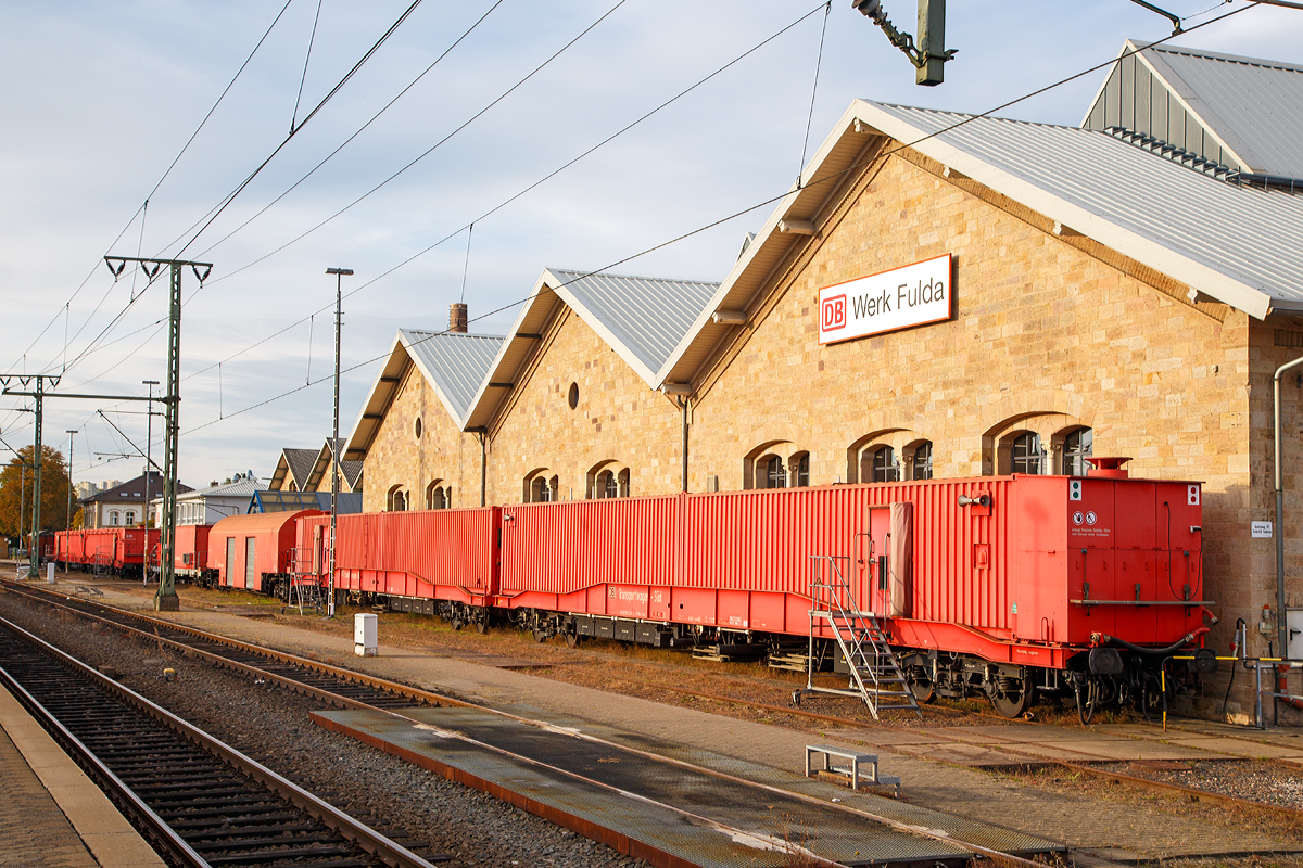 Gesamtbild vom Rettungszug Fulda am 05.10.2015 in Fulda, jedoch ohne Lok.

Im Rahmen der neunen Schnellfahrstrecken für den ICE der Deutschen Bundesbahn wurde auch die Notwendigkeit erkannt, auf den tunnelreichen Neubaustrecken besondere Hilfszüge im Havariefall einzusetzen. Ein erster Prototyp wurde am 19.05.88 in Fulda der Öffentlichkeit vorgestellt. Vorgesehen waren sie für die langen Tunnel auf der Neubaustrecke Fulda - Würzburg. Mittlerweile gibt es sechs solcher Züge, die in Hildesheim, Kassel, Fulda, Würzburg, Mannheim und Kornwestheim stationiert sind. Im Ernstfall sollen mit diesen zunächst Tunnelhilfszüge genannten Zügen entsprechend ausgerüstete Feuerwehren und Spezialkräfte schnell zum Unfallort transportiert werden. Dabei ist vorgesehen, dass der Zug bis zur Unfallstelle vorfährt. Im Bedarfsfall kann dieser jedoch geteilt werden, wobei die Lok 2 mit dem Transportwagen 2 quasi im Pendelverkehr evakuierte Personen zur Tunnelausfahrt bringt. Das Konzept der Tunnelhilfszüge wurde in enger Kooperation der Deutschen Bundesbahn, des hessischen Innenministeriums und der Feuerwehr Fulda entwickelt. Da diese Züge natürlich auch bei Unfällen außerhalb von Tunneln eingesetzt werden können, wurde die Bezeichnung zu Beginn der 90er Jahre richtigerweise in Rettungszüge geändert.

Ein Zug besteht aus folgender Reihung:

Diesellok Baureihe 714 (Lok 2)
Transportwagen 380 (Transportwagen 2) 
Sanitätswagen 382
Löschmittelwagen 383
Gerätewagen 381
Transportwagen 380 (Transportwagen 1)
Diesellok Baureihe 714 (Lok 1)

Bei der Zugzusammenstellung ist jedoch zwischen Ein- und Zweirichtungszügen zu unterscheiden. Bei dem Fuldaer Zweirichtungszug ist hinter dem Transportwagen 1 ein weiterer Sanitätswagen eingestellt. Diese Ergänzung war notwendig, da in Fulda keine Möglichkeit besteht, den Zug über Verbindungskurven, Gleisdreiecke o.ä. zu  wenden . Dementsprechend sind diese auch als Sanitätswagen Süd bzw. Nord bezeichnet worden. Gleiches gilt für die beiden Transportwagen des Fuldaer Zuges. Bei den anderen Standorten ist diese Möglichkeit gegeben, so dass der Rettungszug immer mit der Lok 1 voraus an der Unfallstelle eintrifft.
 
Für die Schnellfahrstrecken Hannover - Würzburg und Mannheim - Stuttgart setzt die Deutsche Bahn weiterhin auf das Rettungszugkonzept. Da die vorhandenen sechs Züge mittlerweile über 20 Jahre im Dienst stehen hat die DB AG im September 2012 einen Vertrag mit den Firmen Dräger und Tatravagonka zur Lieferung von 36 Rettungszugwagen unterzeichnet. Diese Wagen teilen sich auf sieben neue Rettungszüge auf, wobei ein Zug als Reserve vorgesehen ist. Die neuen Züge sollen die seit 1988 bzw. 1990 vorhandenen  Altbau -Züge nach und nach ersetzen. Nicht ersetzt sondern einer grundlegenden Modernisierung unterworfen werden die vorhandenen Rettungszugloks der Baureihe 714. Die DB AG hat die Lieferung von 14 Führerständen für die Baureihe 714 sowie 14 Steuerstände für die neuen Transportwagen ausgeschrieben. Da aktuell 15 714er vorhanden sind (jeweils 2 pro Zug + 3 Reserveloks) wird anscheinend eine Lok abgestellt. Das macht insofern Sinn, da ohnehin ein kompletter Zug als Reserve vorgesehen ist.
Bis zur Lieferung der Neubauzüge (voraussichtlich ab 2015) bleiben die Altbauzüge noch im Dienst. 

Quellen:
http://www.bahndienstwagen-online.de
sowie Eigene Beobachtungen und Recherchen
