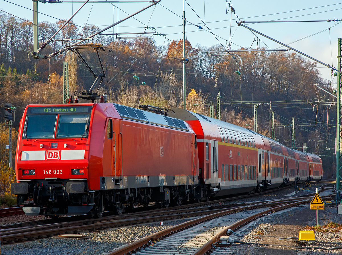 
Geschoben von der 146 002-1 (91 80 6146 002-1 D-DB) verlässt der RE 9 (rsx - Rhein-Sieg-Express) Siegen - Köln - Aachen am 30.11.2019 den Bahnhof Betzdorf (Sieg) in Richtung Köln.
