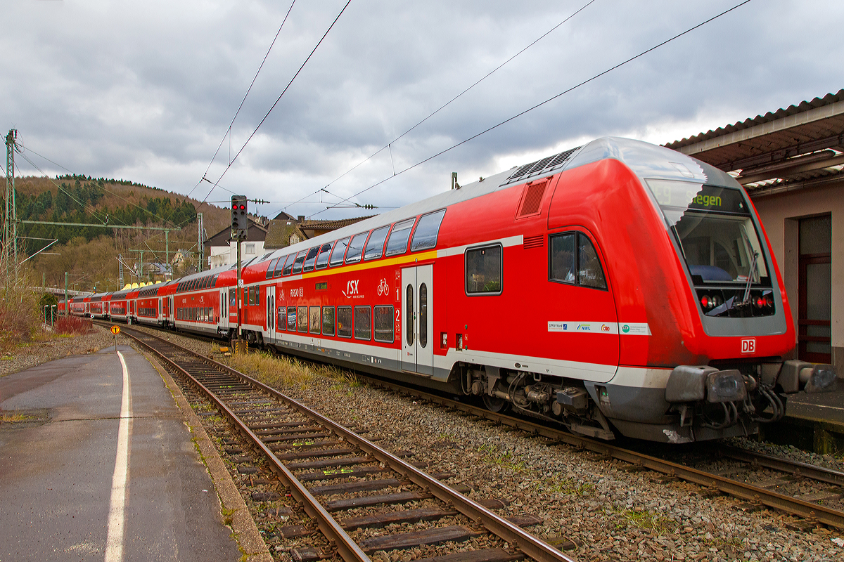 
Gezogen von der 120 207-6 (ex 120 136-7) fährt der RE 9   Rhein Sieg Express  (Aachen - Köln - Siegen) am 10.01.2015 vom Bahnhof Betzdorf/Sieg weiter in Richtung Siegen.