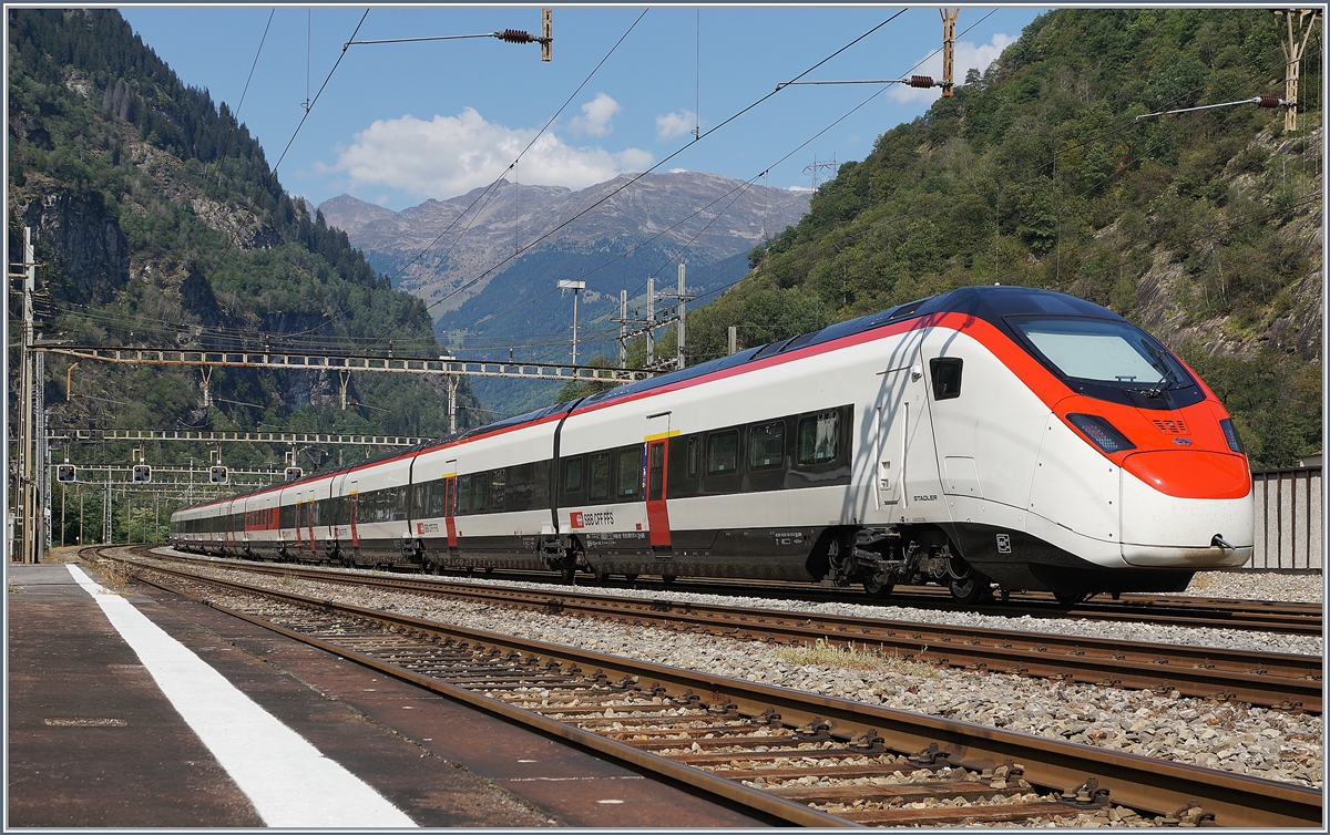  Giruno -Züge auf der Gotthardachse sind ja nun schon alltäglich, weniger aber, auf der Gotthard Panoramastrecke, auch wenn dieser RABe 501 017  nur  in Lavorgo abgestellt ist, vermag er doch die grosse Zeit dieser genialen Bahnstrecken zumindest Ansatzweise etwas aufleben. Im Bild der SBB RABe 501 017 (UIC 93 85 0501 017-4 CH-SBB).

 13. Sept. 2020