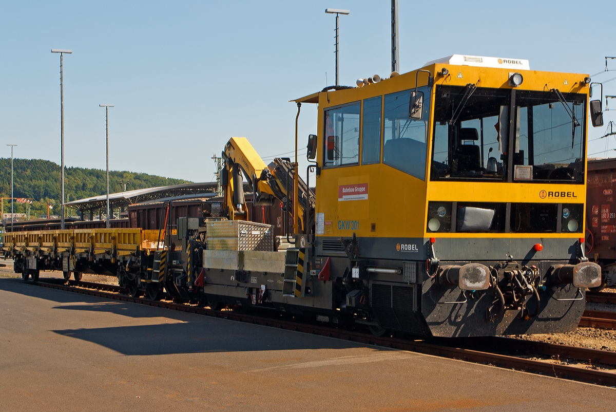 
GKW 301 bzw. Gleisarbeitsfahrzeug Robel BAMOWAG 54.22 (Schweres Nebenfahrzeug Nr. 97 17 56 020 17 -0) der DB Bahnbau Gruppe GmbH, abgestellt mit angeh�ngten Wagen der Gattung Res am 05.09.2013 beim ICE-Bahnhof Montabaur.

Der Robel 54.22 wurde 2004 unter der Maschinen Nr. 54.22 -32 - BH013 gebaut, die EBA-Nummer ist EBA 04E17A 004 / PZB 037.504. 