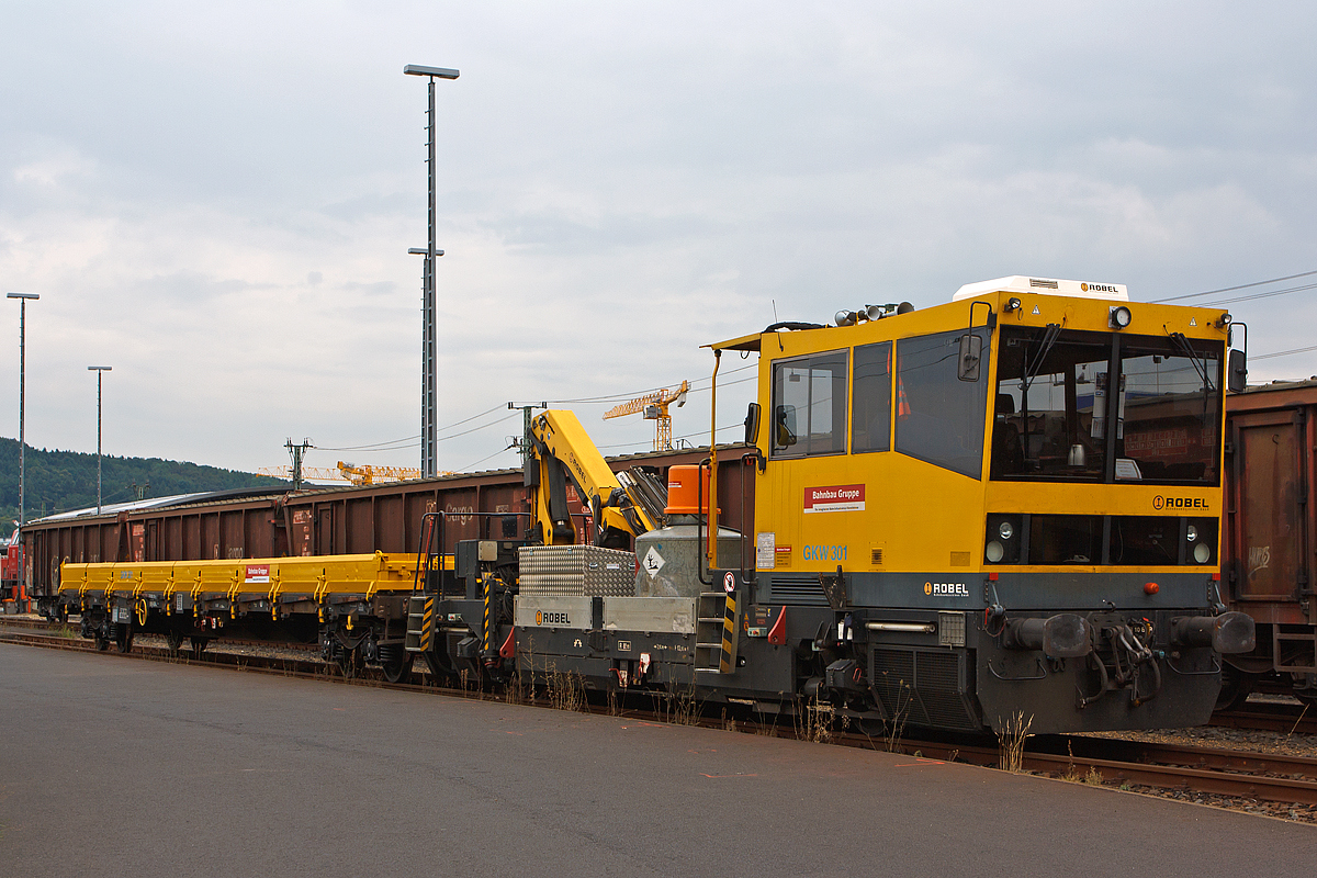 
GKW 301 bzw. Gleisarbeitsfahrzeug Robel BAMOWAG 54.22 (Schweres Nebenfahrzeug Nr. 97 17 56 020 17 -0) der DB Bahnbau Gruppe GmbH, abgestellt mit angeh�ngten Wagen der Gattung Res-x 687 (31 80 3939 701-9 D-DB) am 02.08.2014 beim ICE-Bahnhof Montabaur.

Der Robel 54.22 wurde 2004 unter der Maschinen Nr. 54.22 -32 - BH013 gebaut und an DGT geliefert (ex 97 17 56 504 17-3). Die EBA-Nummer ist EBA 04E17A 004 / PZB 037.504.

Technische Daten:
Spurweite: 1.435 mm
Achsanordnung: B
L�nge �ber Puffer: 13.100 mm
Achsstand: 7.500 mm
H�chstgeschwindigkeit: 100 km/h
Zur Mitfahrt zugelassene Personen: 6
Eigengewicht: 30 t
Hydraulischer Ladekran:  10 t Hubkraft
Nutzlast: 5 t
Kleinster befahrbarer Gleisbogen: R 80
Zugelassen f�r Streckenklasse: C2, CM2 und h�her

