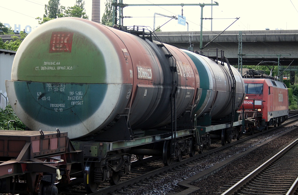 Gleich hinter 152 080-8 waren zwei russische pufferlose Kesselwagen eingereiht. HH-Harburg 11.07.12