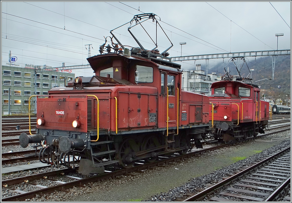 Gleich zwei aufgebügelte Ee 3/3 gab es in Biel/Bienne zu bewundern: Vorne die ältere Ee 3/3 16408 von 1946 und hinten die Ee 3/3 16451 aus dem Jahre 1965. 
17. Nov. 2014