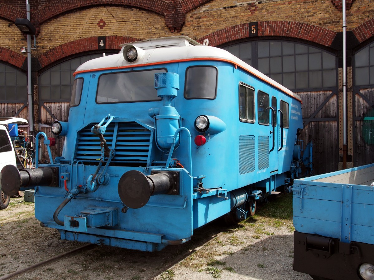 Gleis-Stopfmaschine Plasser & Theurer, Baujahr 1963, im Bw Dresden Altstadt, ausgestellt beim 7. Dampfloktreffen am 17.04.2015.