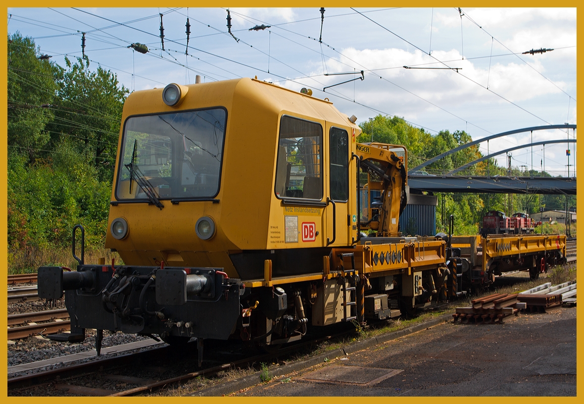 Gleisarbeitsfahrzeug GAF 100 R (Schweres Nebenfahrzeug Nr. 97 17 50 011 18-3) mit Gleiskraftwagenanh�nger H27 (Schweres Nebenfahrzeug Nr. 35.1.081) beide von der DB Netz AG, abgestellt am 21.09.2013 in Kreuztal.

Das GAF 100 R wurde 1996 von GBM (Gleisbaumechanik Brandenburg/H. GmbH) unter der Fabriknummer  52.1.124 gebaut, es hat die EBA Nummer EBA 96 P01 N023

Technische Daten GAF:
Achsfolge: B
L�nge �ber Puffer: 9.100 mm
Achsabstand: 4.800 mm
H�chstgeschwindigkeit: 100 km/h
Eigengewicht: 16 t
Zul. Anh�ngelast: 40 t / (80 t mit Regelzugeinrichtung dann Hg 60 km/h)
Nutzlast : 5,0 t
Zur Mitfahrt zugel. Personen: 7
Der Antrieb des zweiachsigen Fahrzeuges erfolgt von einem 6 Zylinder, wassergek�hlten MAN D 0826 LOH 07 Dieselmotor mit 169 kW (230 PS) Leistung �ber Lastschaltwendegetriebe auf die Radsatzgetriebe. 

Technische Daten Gleiskraftwagenanh�nger: 
Achsanzahl: 2
Achsabstand: 6.000 mm
L�nge �ber Puffer: 9.750 mm
H�chstgeschwindigkeit: 100 km/h (vorgestellt 80 km/h)
Eigengewicht: 9,3 t
Zul. Anh�ngelast: 40 t
Nutzlast : 25,0 t
