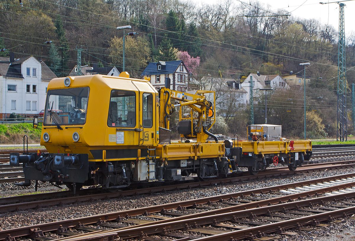 
Gleisarbeitsfahrzeug GAF 100 R (Schweres Nebenfahrzeug Nr. 97 17 50 109 18-5) mit Gleiskraftwagenanh�nger H26 - Bauart 303 (Schweres Nebenfahrzeug Nr. 30.3.009) beide von der DB Netz AG, abgestellt am 23.03.2014 beim Bahnhof Dillenburg. 

Das GAF 100 R wurde 1995 von GBM (Gleisbaumechanik Brandenburg/H. GmbH) unter der Fabriknummer 52.1.079 gebaut. 

Technische Daten GAF: 
Achsfolge: B 
L�nge �ber Puffer: 9.100 mm
Achsabstand: 4.800 mm 
H�chstgeschwindigkeit: 100 km/h 
Eigengewicht: 16 t 
Zul. Anh�ngelast: 40 t 
Nutzlast : 5,0 t 
Zur Mitfahrt zugel. Personen: 7 
Der Antrieb des zweiachsigen Fahrzeuges erfolgt von einem 6 Zylinder, wassergek�hlten MAM D 0826 LOH 07 Dieselmotor mit 169 kW (230 PS) Leistung �ber Lastschaltwendegetriebe auf die Radsatzgetriebe. 

Technische Daten Gleiskraftwagenanh�nger: 
Achsanzahl: 2 
Achsabstand: 3.500 mm 
L�nge �ber Puffer: 5.760 mm 
