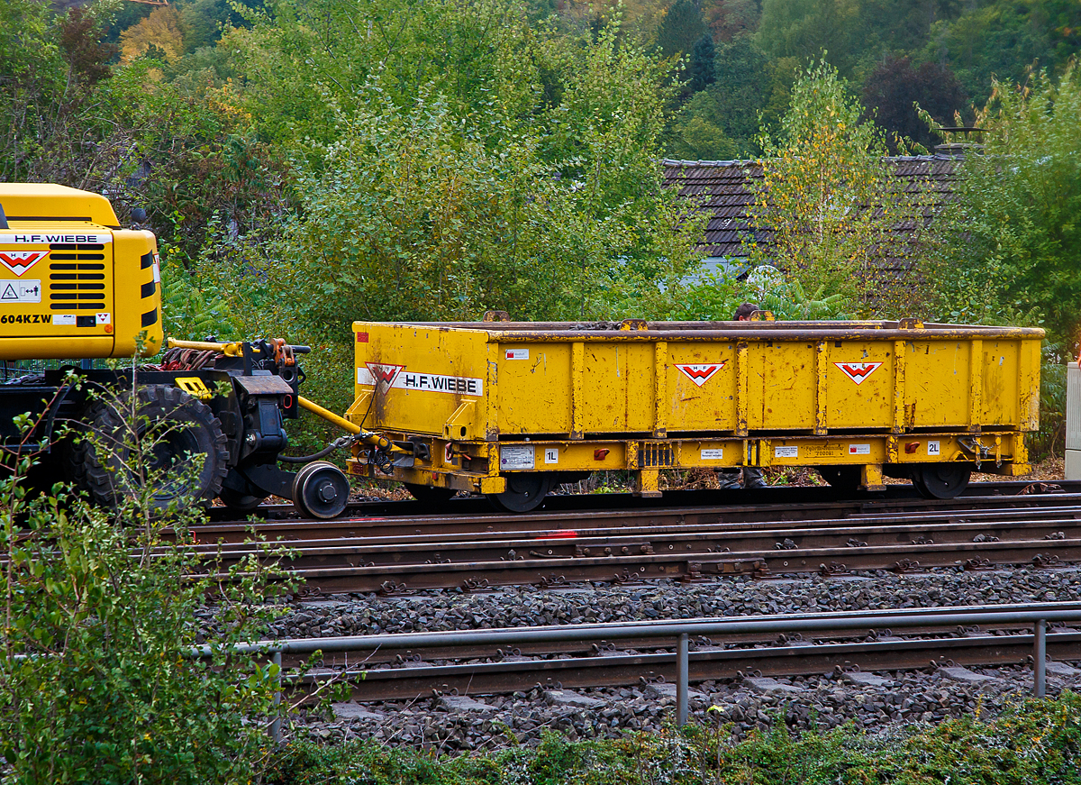 
Gleisbauanhänger T5020-1 (Schienengebundenes Gerät Registrier Nr. 9783 108) mit Schottermulden der H.F. Wiebe am 26.09.2020 in Wissen (Sieg).

Der Wagen kann mit Schottermulden oder anderen Aufbauten durch ISO-Twistlocks genutzt werden. Für den Material- und Werkzeugtransport sind diverse Zurrpunkte sowie Rungeneinsätze vorhanden..

Der T5020 kann durch sein Transportkonzept mit jedem Standard-LKW oder LKW mit Standard-Hakenaufziehvorrichtungen auf der Straße zur nächsten Baustelle umgesetzt werden.  Die Fahrzeuge haben eine Zulassung als Schienengebundenes Gerät

Technische Daten:
Hersteller: G.O.S. Tool & Engineering Services Ltd, Blaenavon (Wales - GB)
Vertrieb durch: WINDHOFF Gleisbautechnik GmbH)
Baujahr: 2016
Fabriknummer: T00081
Achsanzahl: 2
Raddurchmesser: 500 mm
Spurweite: 1.435 mm
Länge über Kupplung: 5.300 mm
Breite: 2.420 mm
Achsstand: 4.600 mm
Höhe: 575 mm über SOK
Eigengewicht: 3.200 kg (ohne Mulde)
Nutzlast: 19,8 t
Höchstgeschwindigkeit (Hg): 20 km/h (in Kreuzungen und Weichen 10 km/h)
Bremse: Automatische Federspeicherbremse
Anmerkung: Der Wagen darf nur im gesperrten Gleis o. im Baugleis verwendet werden. 