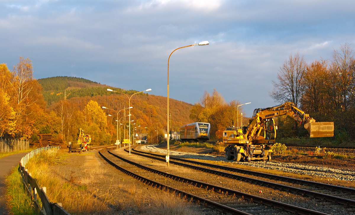
Gleisbaustelle auf den Rangierbahnhof der KSW Kreisbahn Siegen-Wittgenstein (ehem. Freien Grunder Eisenbahn AG) in Herdorf, hier am 06.11.2014. Das Hauptgleis ist schon erneuert, der eine Liebherr A 900 C ZW Li / 1031 Zweiwegebagger planiert noch den Bereich neben dem Gleis, w�hrend ein weiterer die Eizelteile vom Altgleis separiert.

W�hrend auf dem DB Gleis (KBS 462 - Hellertalbahn) ein GTW 2/6 der Hellertalbahn in Richtung Neunkirchen unterwegs ist.