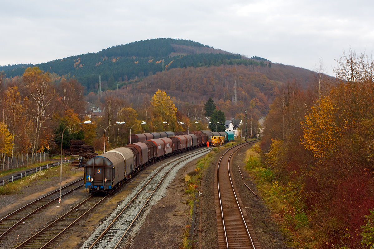 
Gleisbaustelle auf den Rangierbahnhof der KSW Kreisbahn Siegen-Wittgenstein (ehem. Freien Grunder Eisenbahn AG) in Herdorf, heute am 10.11.2014 wird gestopft. Die KSW hofft das am n�chten Tag die Z�ge zum Pfannenberg (Neunkirchen-Salchendorf) wieder rollen k�nnen. 