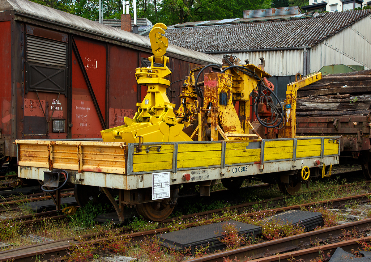 Gleiskraftwagenanh�nger Kla 03, Bauart 031, Kleinwagen Nr. 03.0803, der WB - Wiehltalbahn (Betreiber RSE Rhein-Sieg-Eisenbahn) am 28.05.2017 im Eisenbahnmuseum Dieringhausen. 

Der Anh�nger wurde 1979 vom AW Bremen  unter der Fabriknummer  178  gebaut. Im Jahr 1999 wurde er von der DB AG an die RSE - Rhein-Sieg-Eisenbahn GmbH in Bonn verkauft.

TECHNISCHE DATEN: 
Spurweite:  1.435 mm    
Eigengewicht:  4,2 t
Nutzlast:  10,0 t
L�nge �ber Kupplung: 6.370 mm
Achsabstand: 3.740 mm
H�chstgeschwindigkeit: 70 km/h 