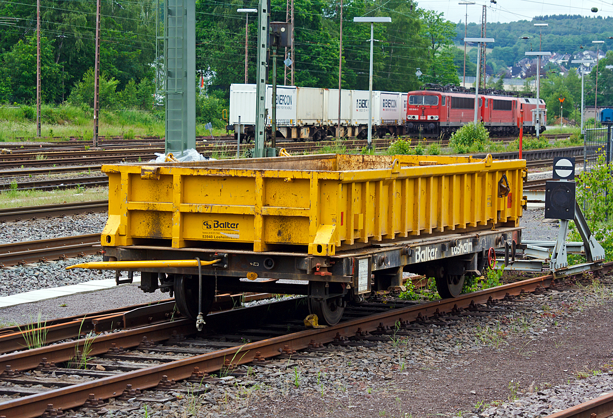 Gleiskraftwagenanh�nger Kla 03, Bauart 2, Kleinwagen Nr. 03 06975 der Geschw. Balter Bauunternehmung (Losheim),  ex DB 03 0697 abgestellt am 30.05.2014 in Kreuztal.

Technische Daten:
Hersteller: DB, AW Bremen
Fabriknummer: 072
Bauart:  2
Baujahr:  1977
Eigengewicht:  4.200 kg (3.000 kg Fahrgestell/1.200 Kg Mulde)
Nutzlast:  10,0 t ohne Mulde (die Mulde hat eine max. Nutzlast von 8.500 kg)
Zul. Anh�ngelast: 30 t
L�nge �ber Kupplung: 6.370 mm
Achsabstand: 3.740 mm
H�chstgeschwindigkeit: 70 km/h