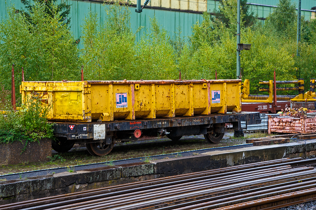 Gleiskraftwagenanhänger Kla 03, Kleinwagen-Nr. 03 0512 5, der Fa. JH - Joseph Hubert Bauunternehmung GmbH & Co. KG (Nürnberg), hier mit aufgesetzter Mulde abgestellt am 17.09.2022 am Bahnsteig vom Bahnhof Niederschelden (geografisch eigentlich Niederschelderhütte).

Der Anhänger wurde 1974 von Schöma unter der Fabriknummer 3820 gebaut und als DB 03.0512 an die Deutsche Bundesbahn ausgeliefert. Die Kla 03 wurden ab 1963 passend zu den Klv 53 gebaut, sie hatten bei einem Leergewicht von ca. 4.000 kg eine Zuladung von 10.000 kg.

TECHNISCHE DATEN:
Spurweite: 1.435 mm
Anzahl der Achsen: 2
Eigengewicht: 4.200 kg
Nutzlast: 10.000 kg
Zul. Anhängelast: 30 t
Länge über Puffer: 6.280 mm
Achsabstand: 3.600 mm
Laufraddurchmesser: 700 mm (neu)
Bremse: WA
Handbremse: Ja
Zul. Geschwindigkeit (Hg): 70 Km/h  