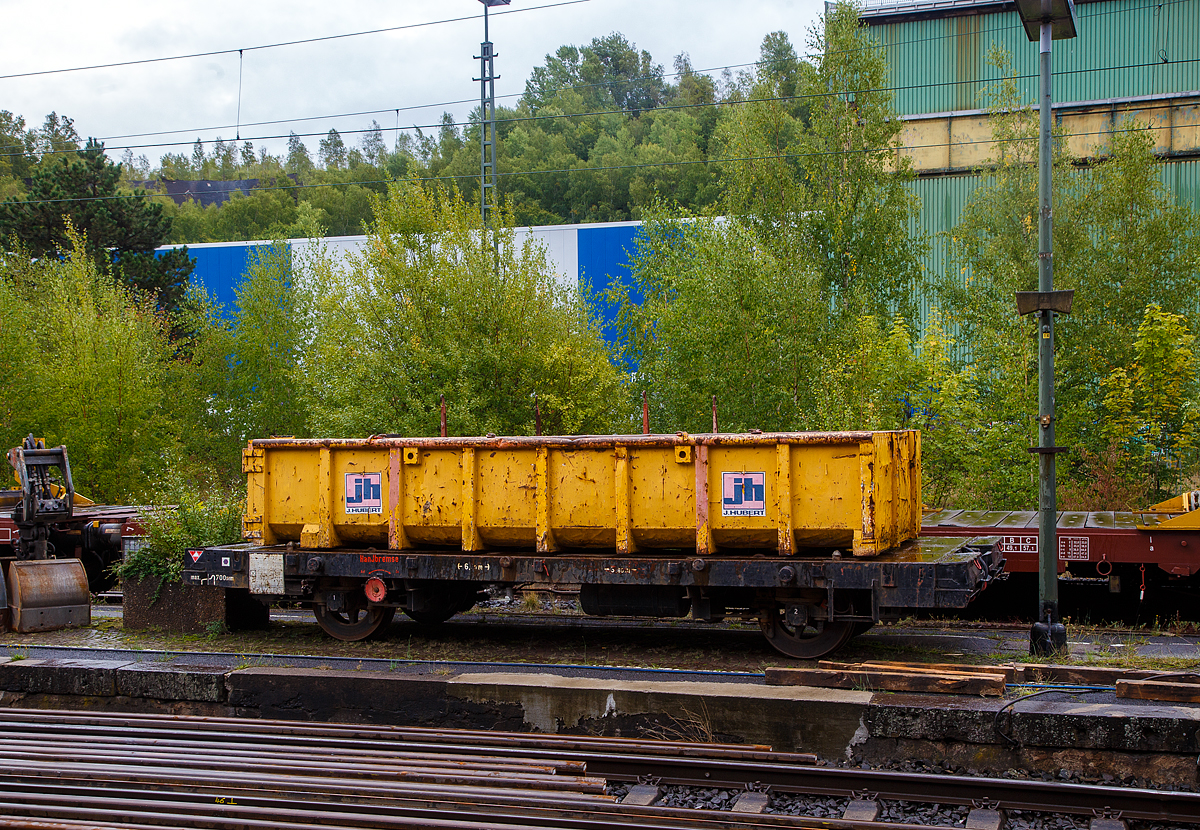 Gleiskraftwagenanhänger Kla 03, Kleinwagen-Nr. 03 0512 5, der Fa. JH - Joseph Hubert Bauunternehmung GmbH & Co. KG (Nürnberg), hier mit aufgesetzter Mulde abgestellt am 17.09.2022 am Bahnsteig vom Bahnhof Niederschelden (geografisch eigentlich Niederschelderhütte).

Der Anhänger wurde 1974 von Schöma unter der Fabriknummer 3820 gebaut und als DB 03.0512 an die Deutsche Bundesbahn ausgeliefert. Die Kla 03 wurden ab 1963 passend zu den Klv 53 gebaut, sie hatten bei einem Leergewicht von ca. 4.000 kg eine Zuladung von 10.000 kg.

TECHNISCHE DATEN:
Spurweite: 1.435 mm
Anzahl der Achsen: 2
Eigengewicht: 4.200 kg
Nutzlast: 10.000 kg
Zul. Anhängelast: 30 t
Länge über Puffer: 6.280 mm
Achsabstand: 3.600 mm
Laufraddurchmesser: 700 mm (neu)
Bremse: WA
Handbremse: Ja
Zul. Geschwindigkeit (Hg): 70 Km/h  