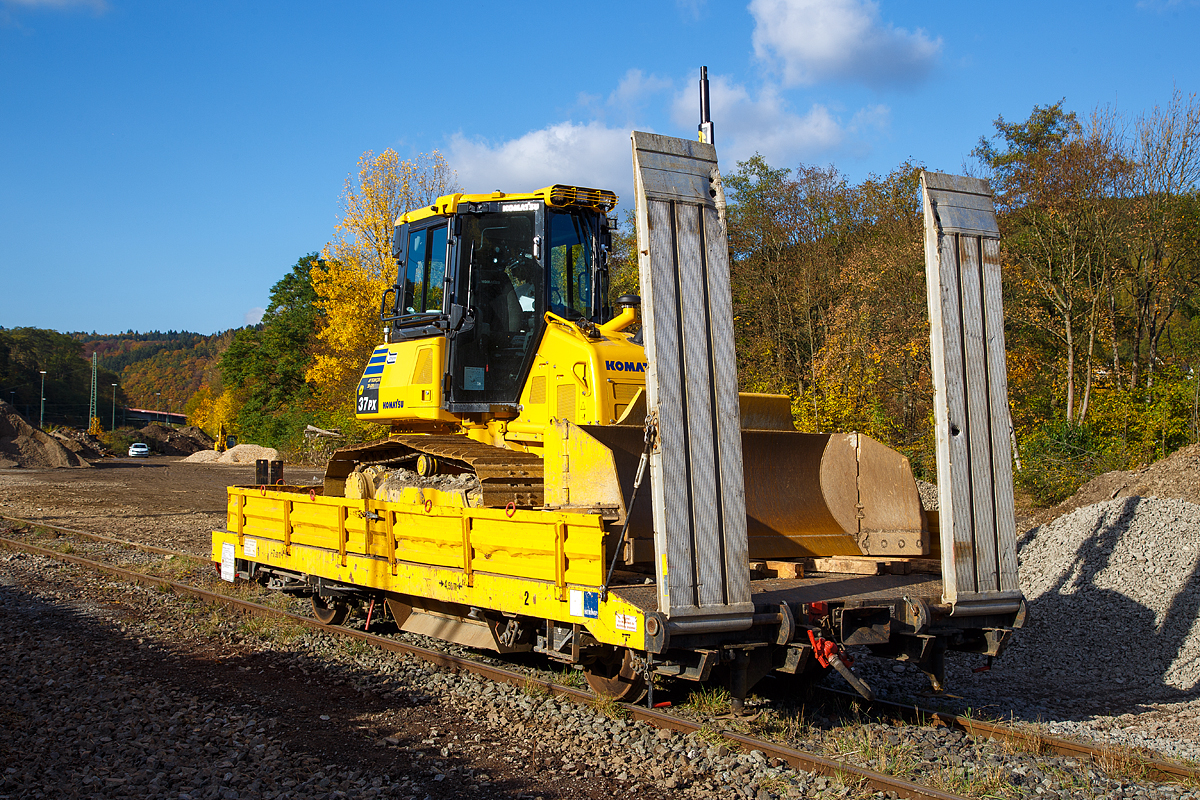 Gleiskraftwagenanh�nger KLA06 (mit Auffahrrampe), Kleinwagen 06 0021 5, der Hering Bau GmbH & Co. KG (Burbach-Holzhausen), abgestellt am 29.10.2016 in Betzdorf/Sieg. Hier beladen mit einer 8,8 t schweren Komatsu Planierraupe D37PX-23 mit TOPCON 3D-GPS.  Motorleistung der Planierraupe 67,7 kW / 92,0 PS bei 2.200 U/min.

Gleiskraftwagenanh�nger wurden 2011 von der AHUB GmbH, 15926 Luckau, gebaut. Wobei ich glaube dass es sich hier eher um einen Neuaufbau und Umbau eines alten Anh�ngers handelt. Ich konnte die eingeschlagene Nr. 19330 sehen, die k�nnte die Waggon-Union Fabriknummer 19330, so w�rde es um den 1975 gebauten ex DB 07 0001-3 handeln.

Spurweite: 1.435 mm
Anzahl der Achsen: 2
Eigengewicht: 7.500 kg
Nutzlast: 16.000 kg
Zul. Anh�ngelast: 30 t
L�nge �ber Puffer: 7.500 mm
Ladel�nge: 7.000 mm
Achsabstand: 4.500 mm
Breite: 2.800 mm
Bremse: WS – P - A
Zul. Geschwindigkeit (Hg): 20 Km/h (urspr�nglich 80 km/h) 
Besonderheiten: 
Auffahrrampe f�r Raupen und andere Bauger�te.
An Wagenboden befinden sich seitliche Schotterrutschen, in Verbindung mit dem Schotteraufbau, werden Bleche aus dem Wagenboden entfernt und der Wagen dient dann als kleiner Sch�ttgutwagen. 
Schotteraufbau siehe hellertal.startbilder.de/bild/Deutschland~Unternehmen~Hering+Bau/526692/schotteraufbau-fuer-den-gleiskraftwagenanhaenger-kla06-mit.html
