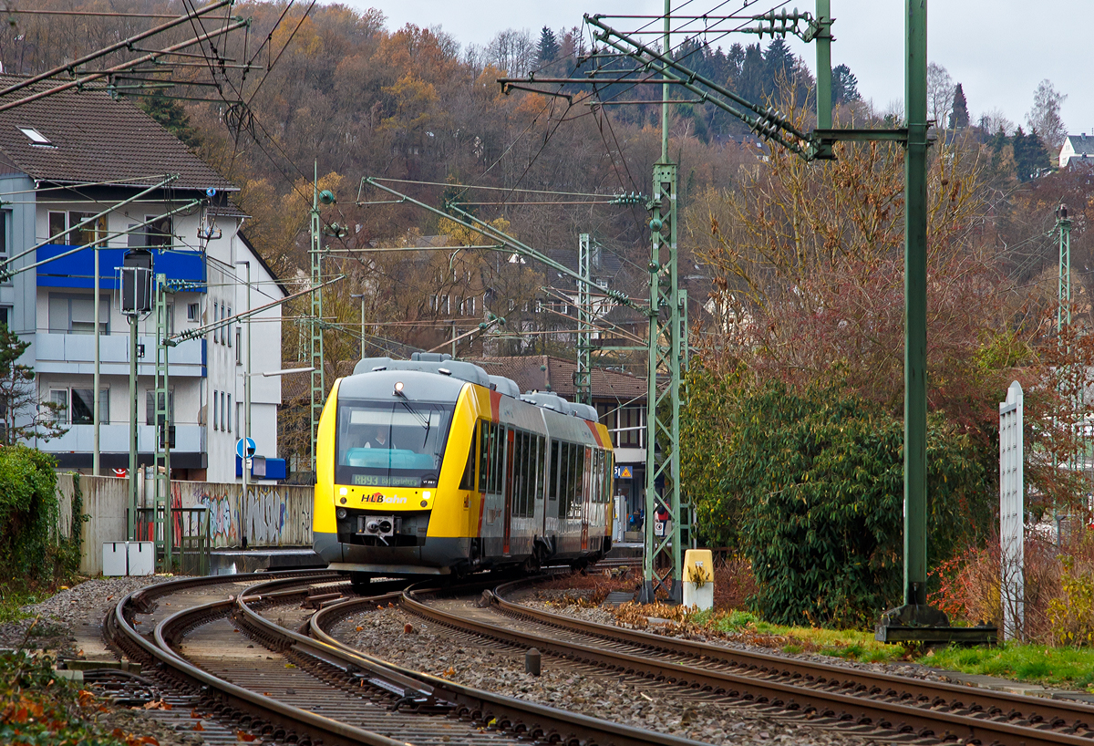
Gleiswechsel bei der Auffahrt aus dem Bahnhof Betzdorf (Sieg), für den RB 93 normal, da er meist von Gleis 106 fährt....
Der VT 258 (95 80 0648 158-3 D-HEB / 95 80 0648 658-2 D-HEB) ein Alstom Coradia LINT 41 der HLB (Hessische Landesbahn), ex Vectus VT 258, verlässt am 01.12.2018, als RB 93  Rothaarbahn  (Betzdorf - Siegen - Kreuztal - Bad Berleburg), den Bahnhof Betzdorf (Sieg).