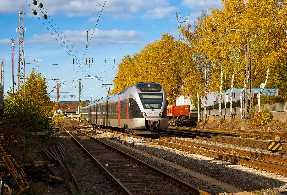 
Goldener Herbst:  Der ET 23 2103  Werdohl  (94 80 0427 102-9 D-ABRN / 94 80 0827 102-5 D-ABRN / 94 80 0427 602-8 D-ABRN), ex ET 23 003, ein 3-teiliger Stadler Flirt der Abellio Rail NRW fährt am 30.10.2016 als RE 16  Ruhr-Sieg-Express  (Essen - Hagen - Siegen), von Kreuztal weiter in Richtung Siegen.