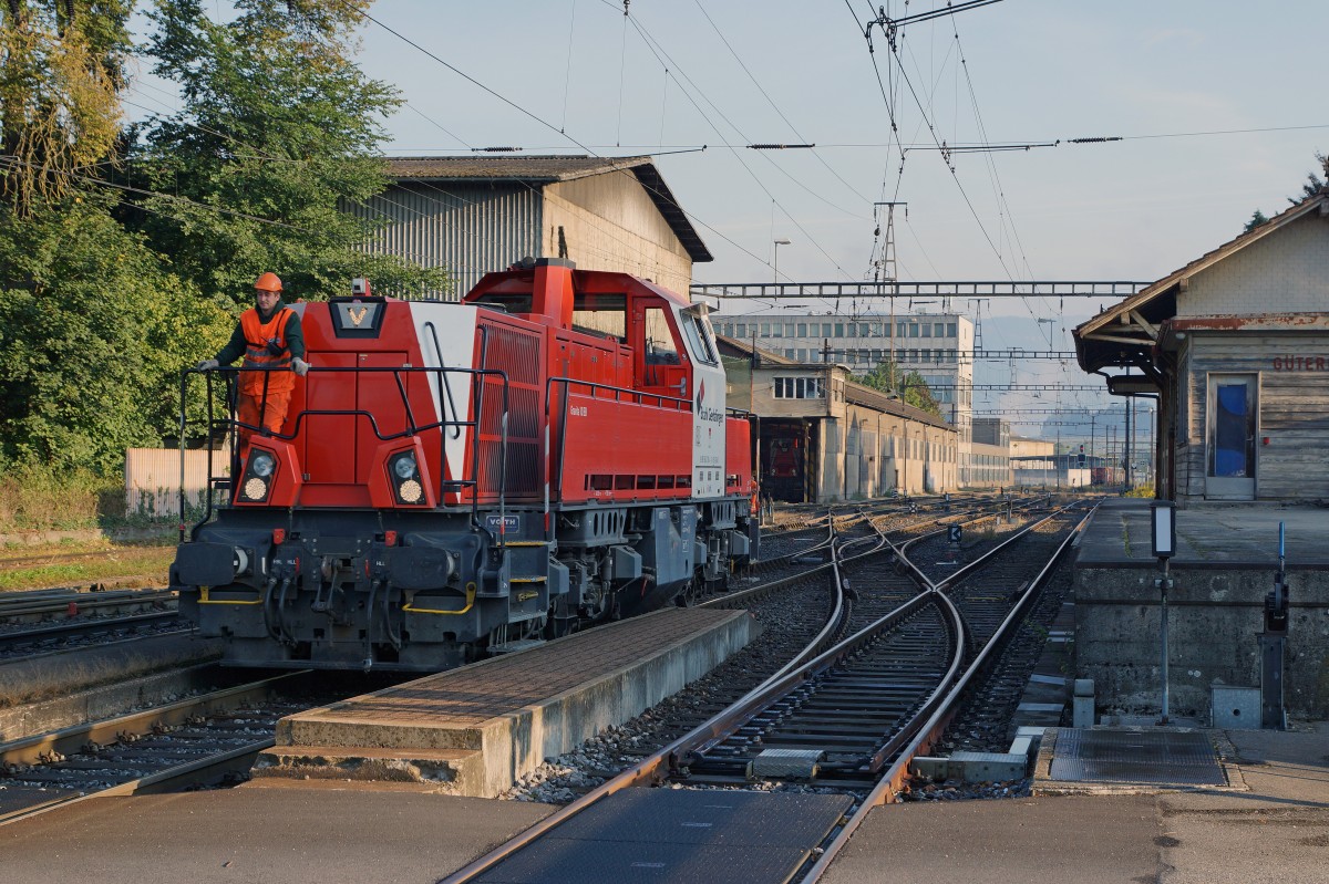 Gravita: Da an den Samstagen für das Stahlwerk Gerlafingen nur eine Güterzugszufuhr stattfindet, werden die Wagen von der Gravita und dem Rangierpersonal des Stahlwerkes weggestellt, da kein Rangierpersonal der SBB anwesend ist. Am 12. September 2015 stand für diese Leistung die Gravita  BIBERIST  im Einsatz. Die Gravita  GERLAFINGEN  (erkennbar im Schuppen links im Bild) wurde bereits zu einem früheren Zeitpunkt auf dieser Seite veröffentlicht. Vermehrt werden die Zufuhren nach Gerlafingen mit DB BR 185 anstatt mit SBB CARGO Re 6/6 bespannt.
Foto: Walter Ruetsch 
