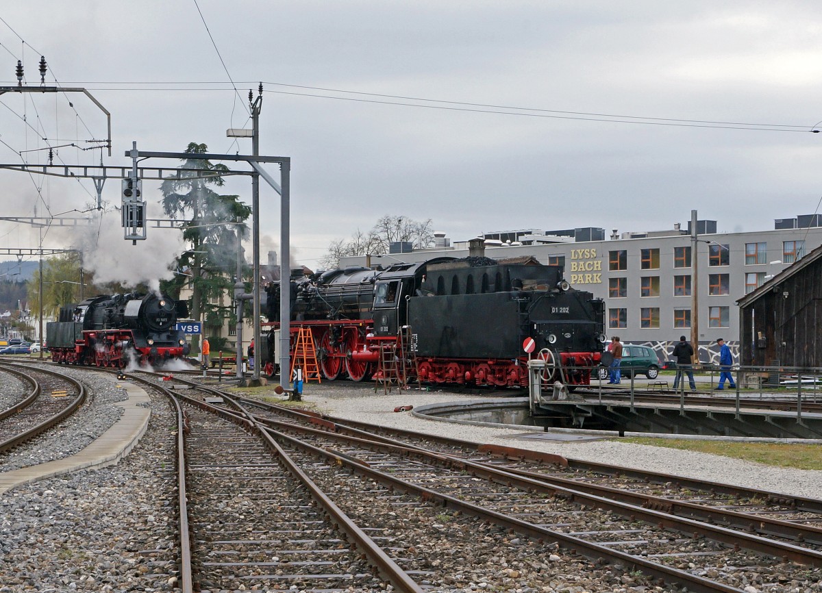 Grosse Fr�hlingsfahrt mit der Grossdampflok 503673 vom 11. M�rz 2015. Die Nostalgielok Be 4/4 Nr. 14 ex BT brachte den Sonderzug bis nach Olten Hammer, wo er durch die 50673 �bernommen wurde. Die Be 4/4 14 wurde am Schluss des Zuges angeh�ngt, um Umfahrungen zu vermeiden. Beim Wasserfassen in Lyss kam es zu einer Begenung mit der 01 202. 
Foto: Walter Ruetsch
