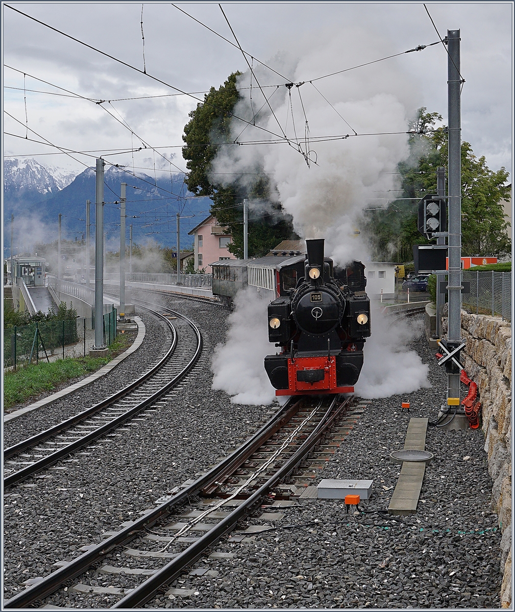 Grund des bunt zusammengesetzten Riviera-Belle-Epoque Zuges nach Vevey war, dass der eine Teil als Extrazug für eine Gesellschaft nach Chaulin reservier war und hier bei St-Legier nach dem Abwarten des Kreuzungszuges die Fahrt wieder aufnimmt. 

27. Sept. 2020