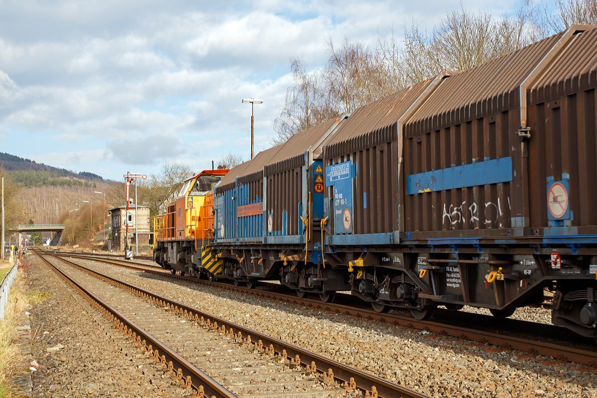 
Güterverkehr im Hellertal....
Die KSW (Kreisbahn Siegen-Wittgenstein) kommt mit einem beladenen Coilzug (Teleskophaubenwagen der Gattung Shimmns 2) am 15.03.2016 durch Herdorf, und fährt gleich vom DB Gleis aufs KSW Gleis, dann geht es weiter via Neunkirchen nach Neunkirchen-Salchendorf auf den Pfannenberg. 

Auch wenn das Signal N2 hier Hp 0 zeigt, kann der Zug durchfahren da das Signal Hs2. Im Hintergrund das Stellwerk Herdorf Ost (Ho).

Die Zuglok ist hier die Lok 44 (92 80 1271 004-4 D-KSW) eine MaK G 1000 BB und am Zugschluß schiebt zudem die Lok 42 