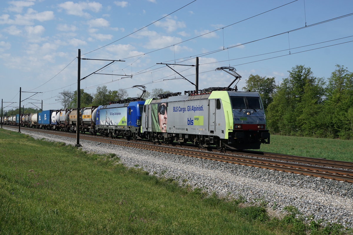 Güterzug von BLS CARGO INTERNATIONAL mit bunter Doppeltraktion mit Re 486 und blauer Vectron bei Murgenthal am 24. April 2020.
Foto: Walter Ruetsch