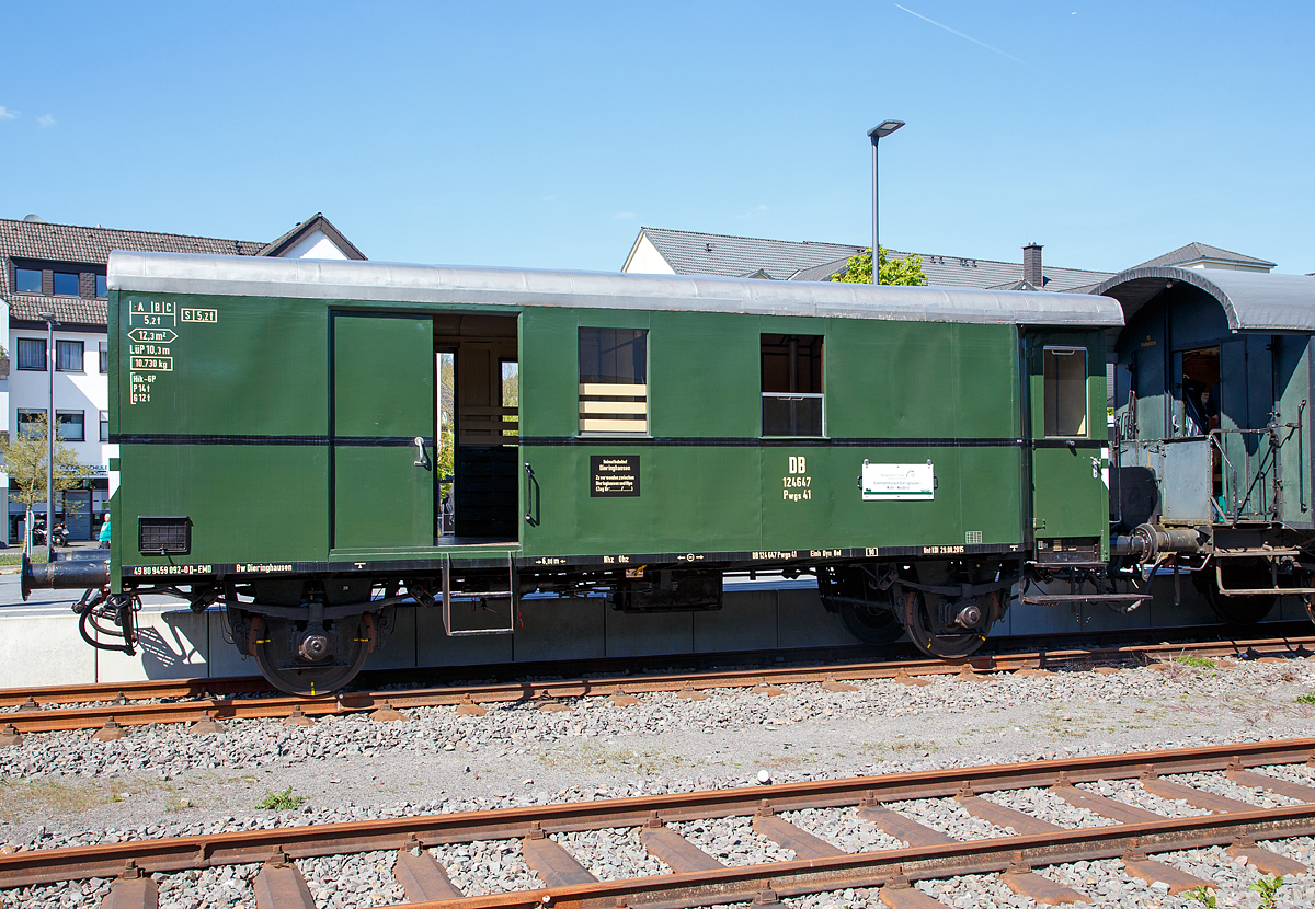 
Güterzugbegleitwagen bzw. Gepäckwagen für Personenzüge ex DB 124 647 Pwgs 41(UIC 49 80 9459 092-0 D-EMD) des EM Dieringhausen am 05.05.2011 am Bf Wiehl, in dem Museumszug Bergischer Löwe. 

In den Jahren 1935 bis 1942 beschaffte die Deutsche Reichsbahn eine Serie von Güterzugpackwagen, der Gattungen Pwgs 35, 35a, 38, 41, die optisch den vorher gebauten Personenzug-Gepäckwagen (Pwi-28 bis 31a) ähnelten. Einige dieser Wagen wurden auch mit Dachkanzeln ausgeliefert, die aber später wieder entfernt wurden. 

Technische Daten:
Spurweite: 1.435 mm
Anzahl der Achsen: 2 
Eigengewicht: 10.730 kg 
Max. Zuladung: 5.200 kg
Länge über Puffer:  10.300 mm
Achsstand: 6.000 mm
Vmax:  90 km/h
Ehemalige Bezeichnungen: ex DB 124 647 Pwgs 41, ex DB 42 80 950 6 xxx-x  