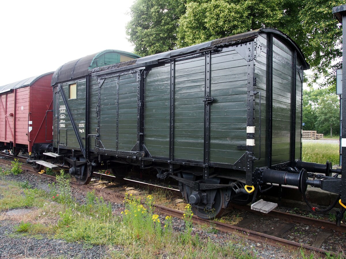 Güterzugbegleitwagen Pwg 14 Nr.121 252 im Eisenbahnmuseum Vienenburg am 18.06.2014.