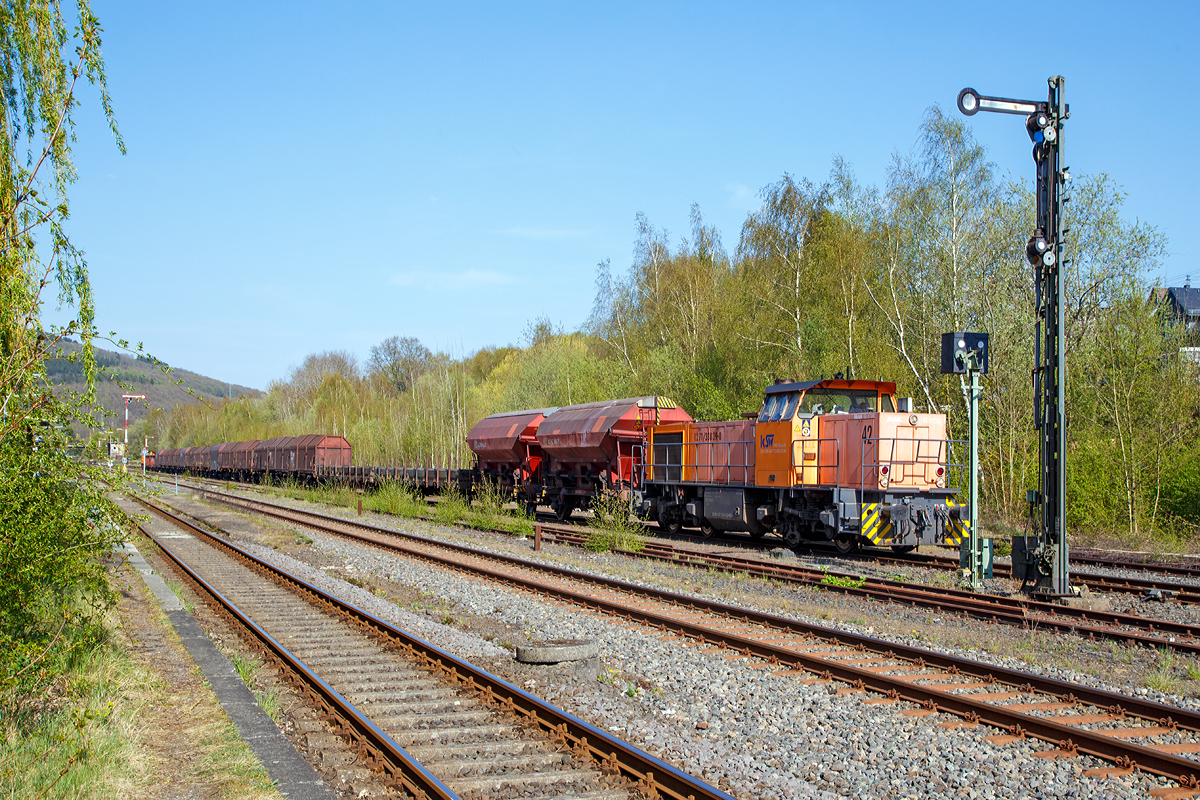 
Güterzugübergabefahrt der der KSW (Kreisbahn Siegen-Wittgenstein) am 24.04.2015, hier muss der  den Gegenverkehr (der eingleisigen Strecke der Hellertalbahn (KBS 462)) im Bahnhof Herdorf abwarten. 

Die Zuglok war die Lok 42 (92 80 1277 902-3 D-KSW) eine Vossloh MaK G 1700 BB und am Zugschluß war die Lok 46 (92 80 1277 807-4 D-KSW) eine Vossloh G 1700-2 BB. Bei diesem Güterzug (nur leere Wagons) braucht man eigentlich keine zweite Schublok, der Grund war wohl eher das sie gemeinsam über die Strecke fahren konnten, zudem muss man so nicht in Betzdorf, für den Richtungswechsel, umsetzen.