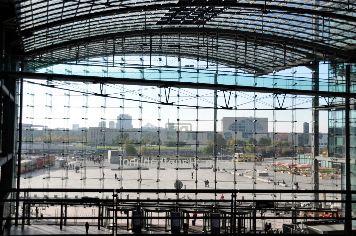 Hauptbahnhof Berlin, die obere Ebene am 28.09.2013. Blickrichtung nach Süden, Regierungsviertel.