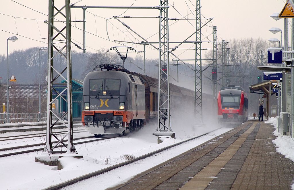 HC 182 516-5 und RBSH 648 456 in Bhf von Schleswig. 18.03.2013