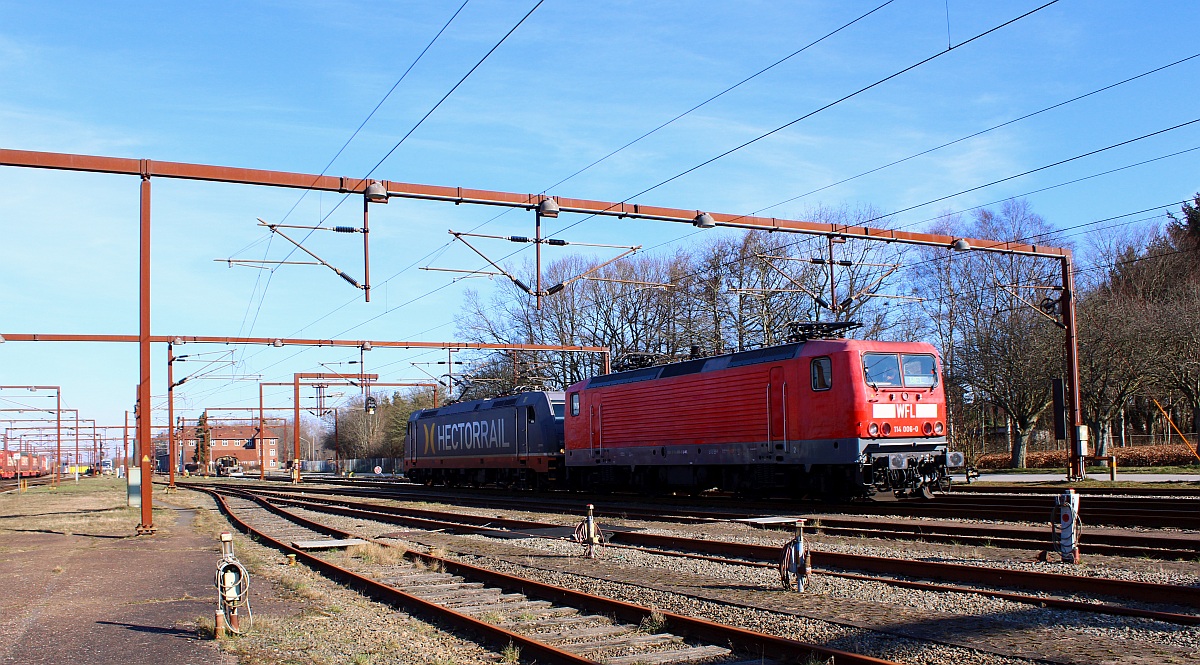 HCR 241.008-0 rangiert hier die WFL 114 006-0 in den für deutsche Loks notwendigen Strombereich im Bhf Pattburg. 13.03.2022