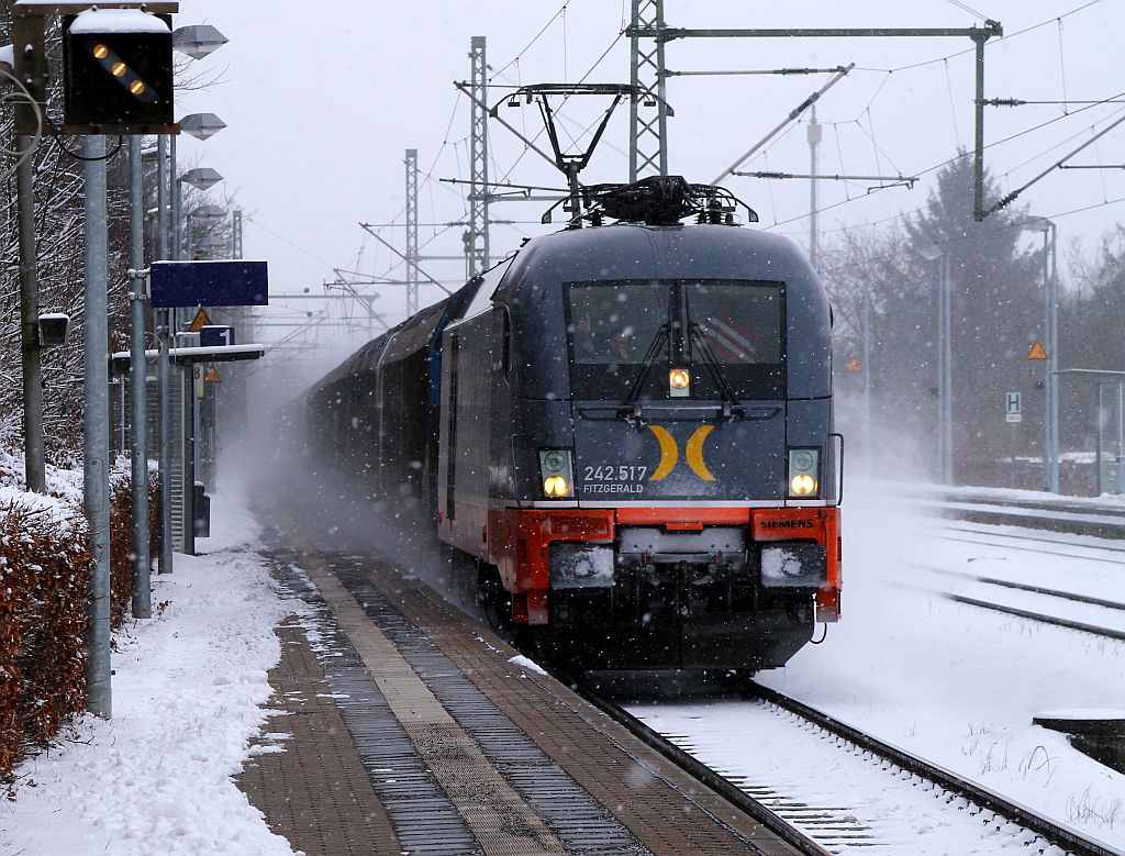 Hectorrail 242.517/182 517-3  Fitzgerald  staubt hier durch Schleswig, am Haken der DGS 45686 von EDOE/Dortmund-Obereving nach XVMG/MalmöGodsban. Schleswig 10.03.2013