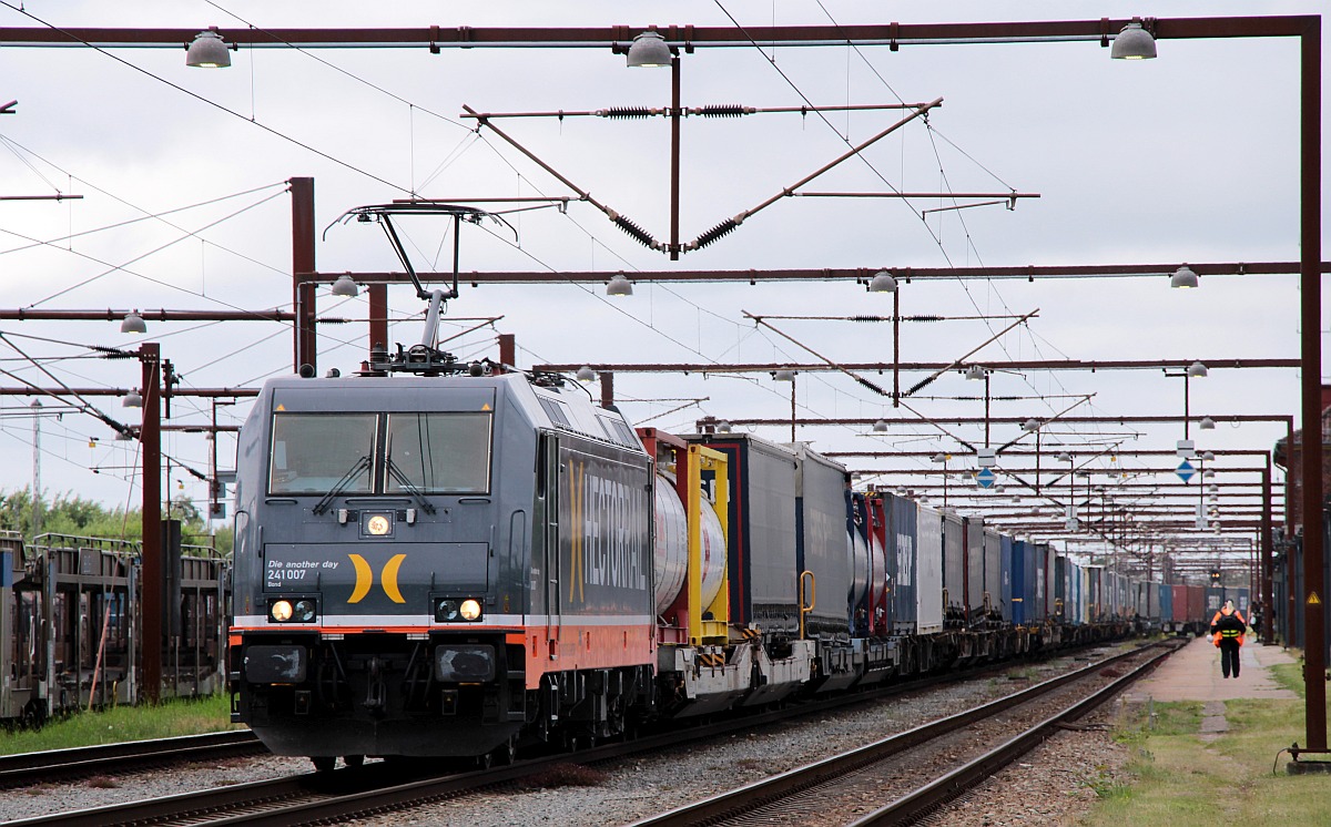 Hectorrails zwei Namen Lok... Die another day  241 007-2  Bond , REV/BSK Fw510/08.11.19 mit KLV gen S�den in Warteposition im Bhf Pattburg/DK. 08.07.2022