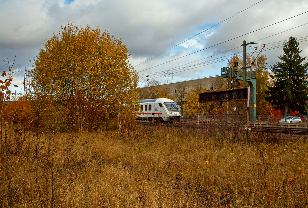 Herbstzeit auf der Geislinger Steige...
Steuerwagenvoraus fährt ein IC am 26.10.2021 durch Amstetten (Württ) in Richtung Ulm.
