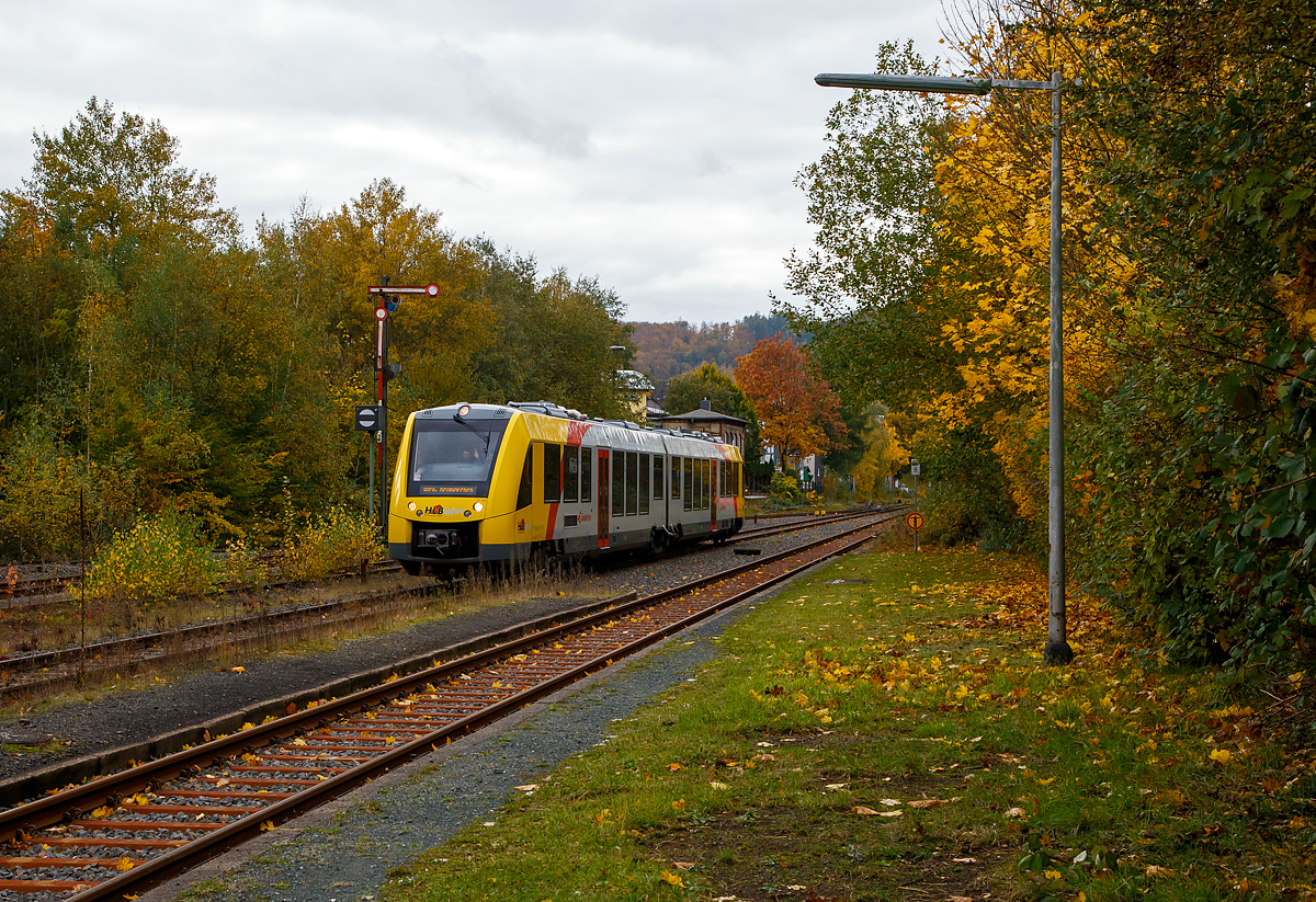 Herbstzeit in Herdorf....
Der VT 504 (95 80 1648 104-5 D-HEB / 95 80 1648 604-4 D-HEB) ein Alstom Coradia LINT 41 der neuen Generation / neue Kopfform der HLB (Hessische Landesbahn GmbH) fährt am 23.10.2021, als RB 96  Hellertalbahn“ (Betzdorf – Herdorf – Neunkirchen) in den Bahnhof Herdorf ein.

Einen lieben Gruß an den netten Triebfahrzeug zurück.