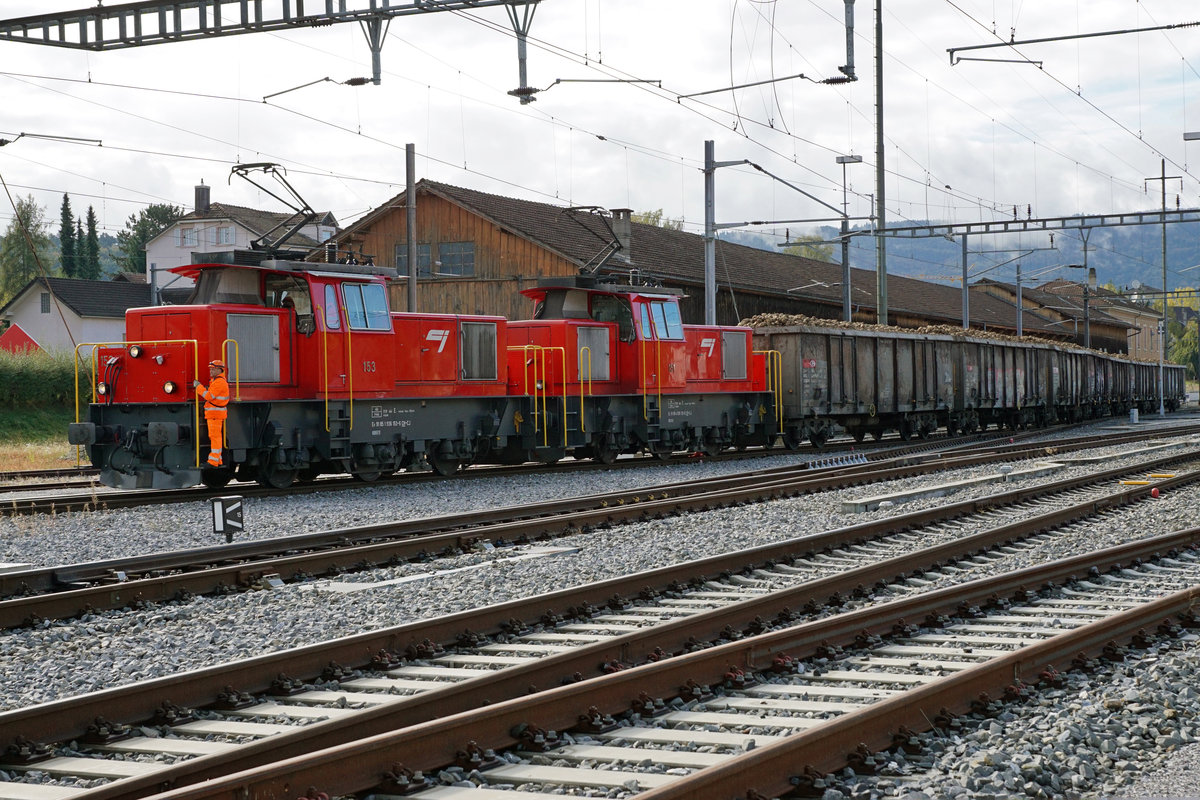 HERBSTZEIT IST ZUCKERRÜBENZEIT
CJ: Am 9. Oktober 2017 brachten die E 936 151 und E 936 153 einen Rübenzug von Alle nach Porrentruy.
Foto: Walter Ruetsch   