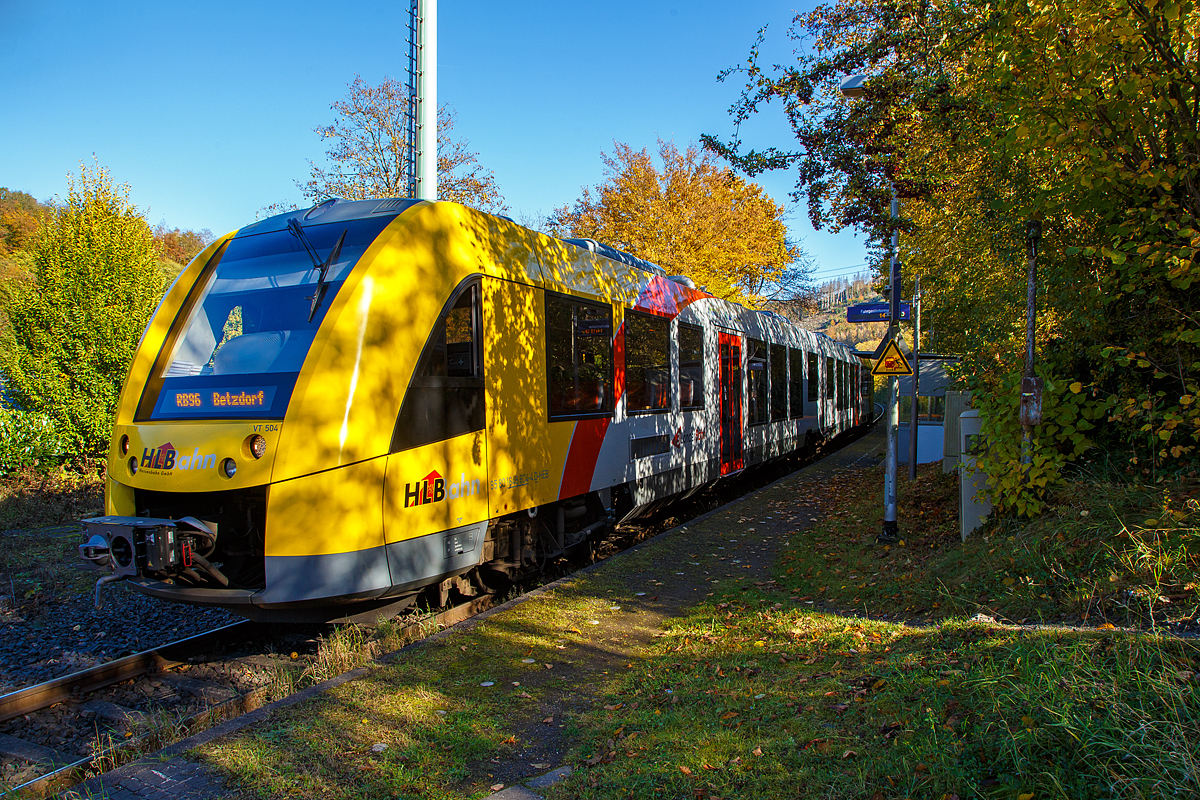 Herbstzeit oder Indian Summer in Herdorf.....
Der VT 504 (95 80 1648 104-5 D-HEB / 95 80 1648 604-4 D-HEB) ein Alstom Coradia LINT 41 der neuen Generation / neue Kopfform der HLB (Hessische Landesbahn GmbH) hat am 24.10.2021, als RB 96  Hellertalbahn  (Neunkirchen - Herdorf - Betzdorf), Umlauf 61780, den Bedarfs-Haltepunkt Sassenroth (Herdorf-Sassenroth) erreicht.

Nochmals einen lieben Gruß an den netten Triebfahrzeug zurück, wir kennen und grüßen uns schon langen. Schon zu Zeiten der Hellertalbahn GmbH, damals noch mit einem Stadler GTW 2/6, fuhr Er auf dieser Strecke.
