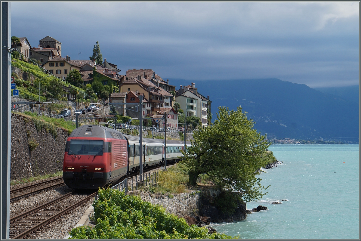 Heute hatte der  Kleine See  eine sehr eigenwillige Farbe, als die Re 460 085-4 mit ihre IR 1824 von Brig nach Genève Aéroport unterwegs war.
8. Juli 2015