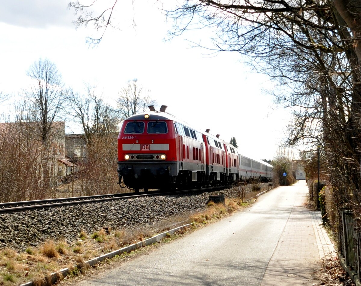 Heute kam der IC Allgäu mit drei 218, vorn 218 824-1 in Bellenberg am 14.03.2022. Die Verspätung in Memmingen von 6 Minuten hatte der  flotte Dreier  in Bellenberg gut aufgeholt.