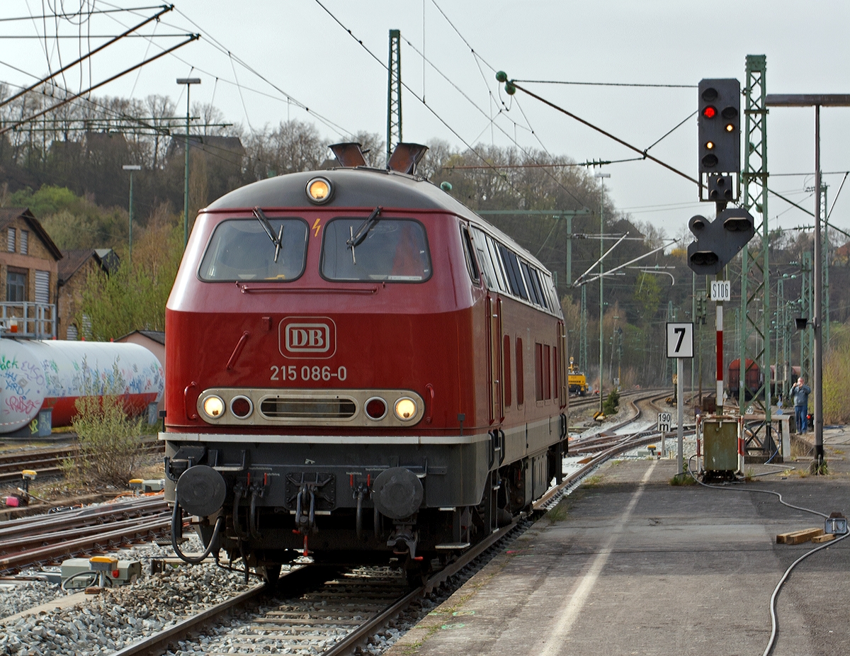 Heute konnte ich sie wieder sehen, die sch�ne altrote 215 086-0 (eigentlich 225 086-8) der RE - Rheinische Eisenbahn rangiert am 31.03.2014 im Bahnhof Betzdorf/Sieg.

Das Ausfahrtsignal S 106 ziegt hier  das Haltegebot f�r Rangierfahrten ist aufgehoben   (Signal Hp 0 mit Sh 1). Wie hier bei dem Hauptsignal mit zwei roten Lichtern verlischt beim Aufleuchten des Signals Sh 1  ein rotes Licht (das rechte).