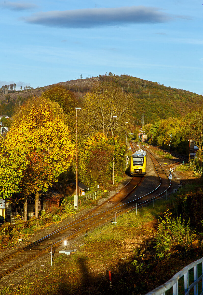 Heute Morgen bis zum Nachmittag sah es noch nicht danach aus, aber ab dem späten Nachmittag war Indian Summer.....
Zudem wurde in Herdorf an der Strecke der Hellertalbahn (KBS 462), zwischen dem Einfahrtsignal aus Betzdorf kommend und dem Bahnhof, großzügig freigeschneiten und Bäume gefällt. So ist nun eine neue Fotostelle entstanden. Was jetzt noch fehlt wären besondere Züge, wie früher in den 70/80er Jahren der TEE VT 11.5 (Baureihe 601). So muss mit der HLB vorlieb nehmen.

Hier verlässt der VT 502 (95 80 1648 102-9 D-HEB / 95 80 1648 602-8 D-HEB) ein Alstom Coradia LINT 41 der neuen Generation der HLB (Hessische Landesbahn GmbH) am 25.10.2022 den Bahnhof Herdorf und fährt als RB 96  Hellertalbahn  (Dillenburg – Haiger - Neunkirchen - Herdorf – Betzdorf) weiter in Richtung Betzdorf (Sieg).
