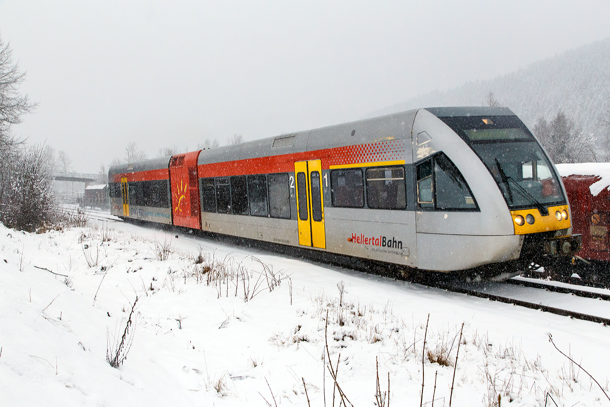 
Heute schneit es auch in Herdorf und es gab reichlich von dem weißen Zeug....

Ein Stadler GTW 2/6 der Hellertalbahn fährt am 02.02.2015 von Herdorf weiter in Richtung Neunkirchen. Er fährt als RB 96  Hellertal-Bahn  (Betzdorf-Herdorf-Neunkirchen)