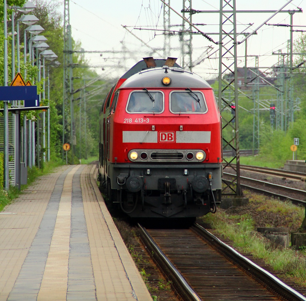 Heute überraschend als Testzug unterwegs(wohl für die Kieler Woche) 218 413-3 mit drei Dostos-Wagen als RB 15914 von Kiel nach Husum. Schleswig 11.05.2012