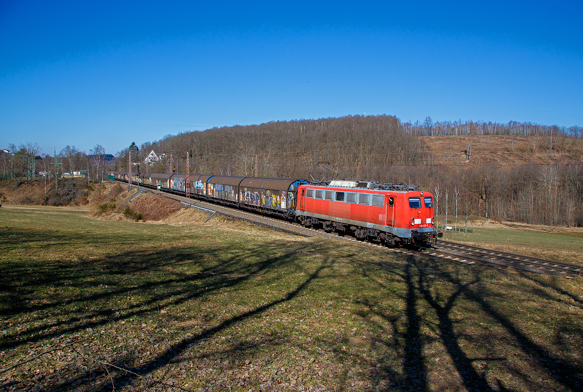 Heute war die 140 432-6 vor dem  Henkelzug ....
Die 140 432-6 (91 80 6140 432-6 D-BYB) der BayernBahn GmbH f�hrt am 1003.2022, mit dem sogenannten  Henkelzug  (Langenfeld/Rhld. nach Gunzenhausen), bei Rudersdorf (Kr. Siegen) in s�dlicher Richtung bzw. Richtung Dillenburg. 

Nochmals einen lieben Gru� an den netten Lf zur�ck.

Die E 40 wurde 1963 bei Henschel & Sohn in Kassel unter der Fabriknummer 30665 gebaut, der elektrische Teil ist von den SSW - Siemens-Schuckertwerken. Als E 40 432 wurde sie an die Deutsche Bundesbahn ausgeliefert , mit der Einf�hrung des EDV-Nummernsystems wurde sie zum 01.01.1968 zur DB 140 432-6, die Ausmusterung bei der DB Schenker erfolgte 2015 und sie wurde an die BayernBahn GmbH verkauft. 
